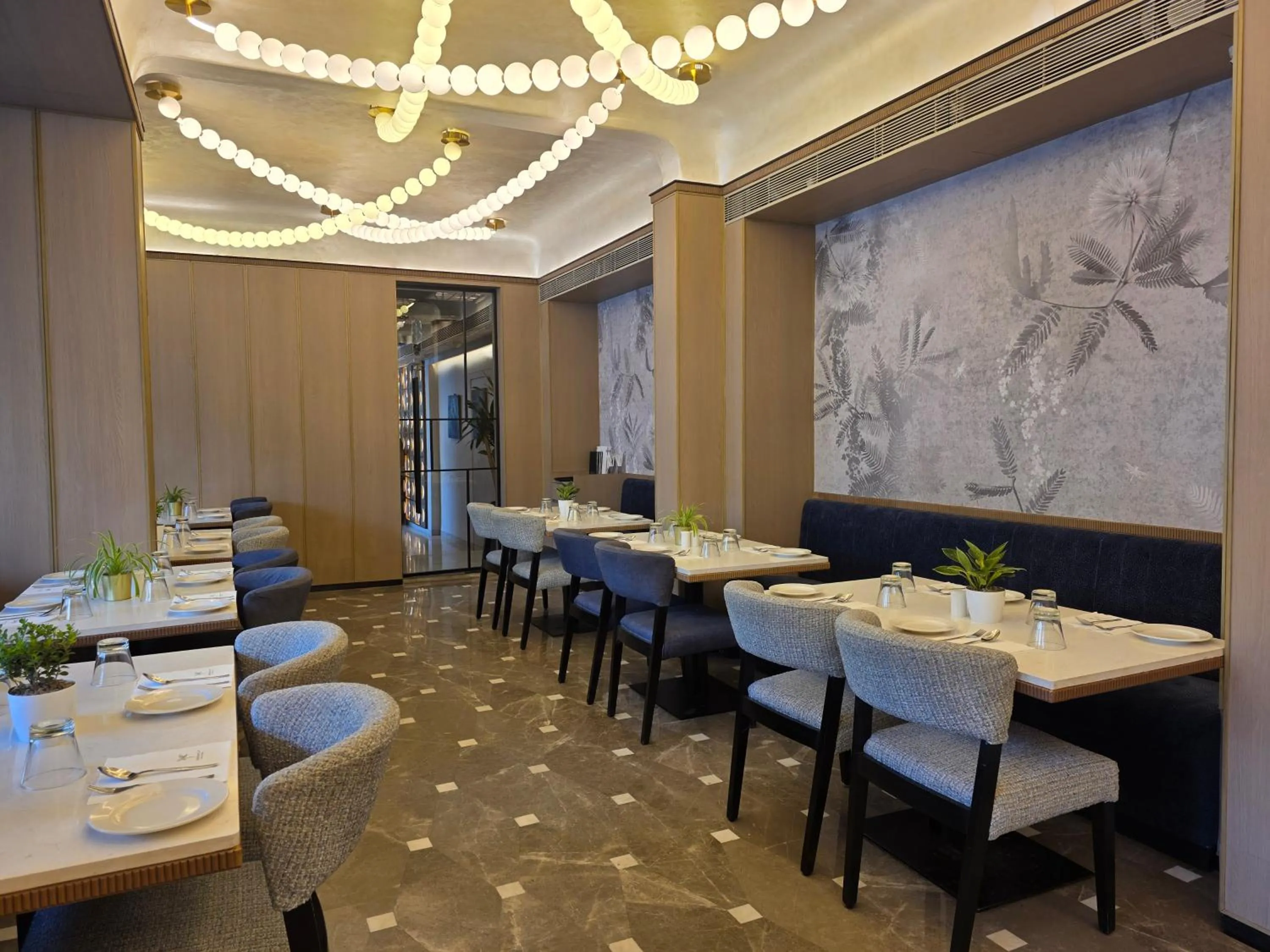 Restaurant/places to eat in Dragonfly Hotel - The Art Hotel