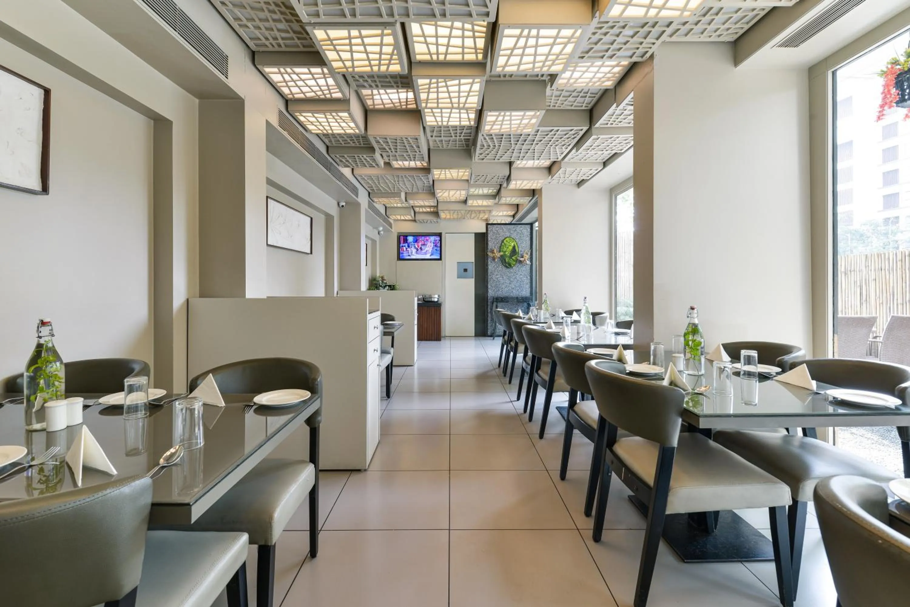 Restaurant/places to eat in Dragonfly Hotel - The Art Hotel