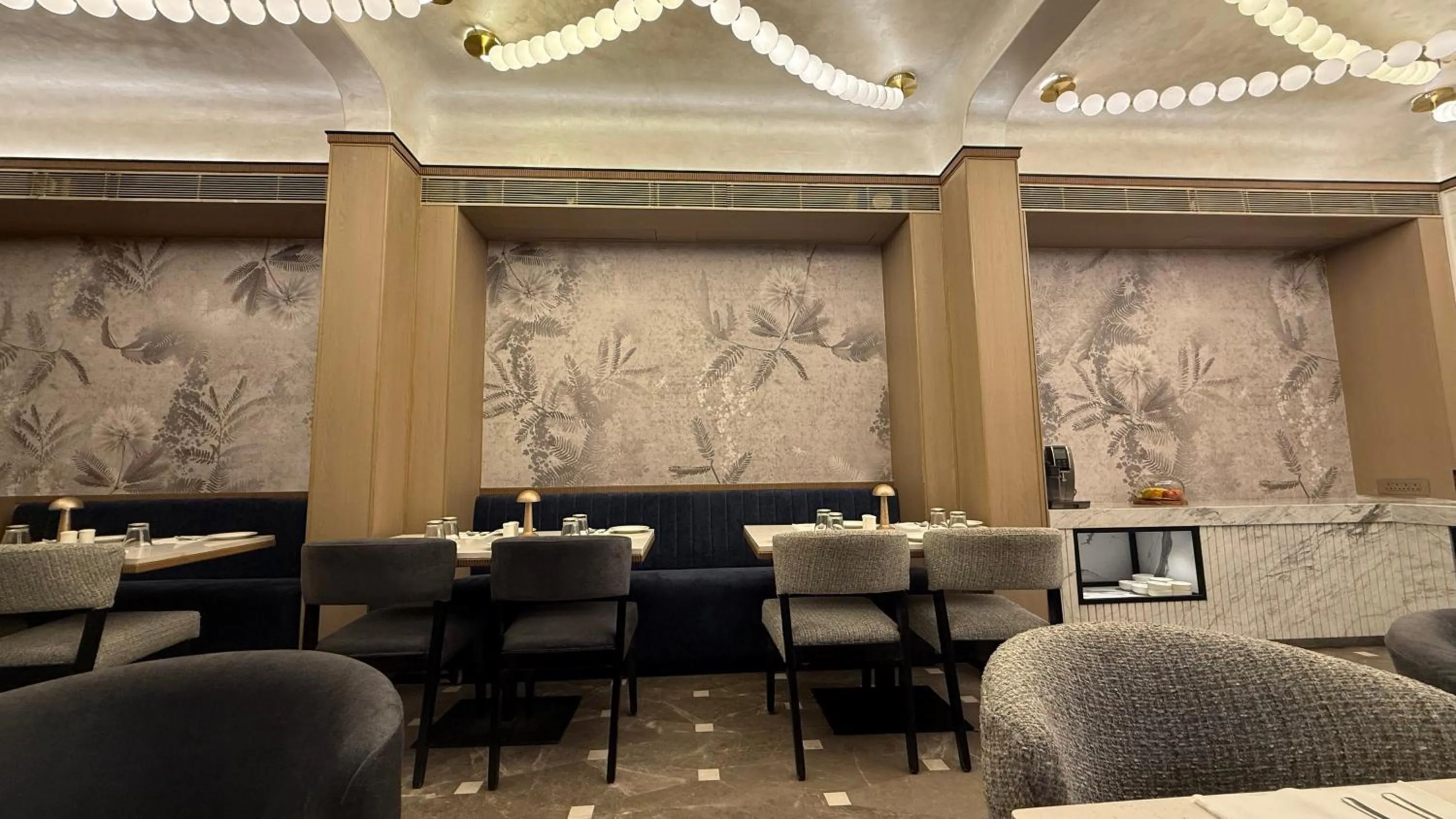 Restaurant/places to eat in Dragonfly Hotel - The Art Hotel