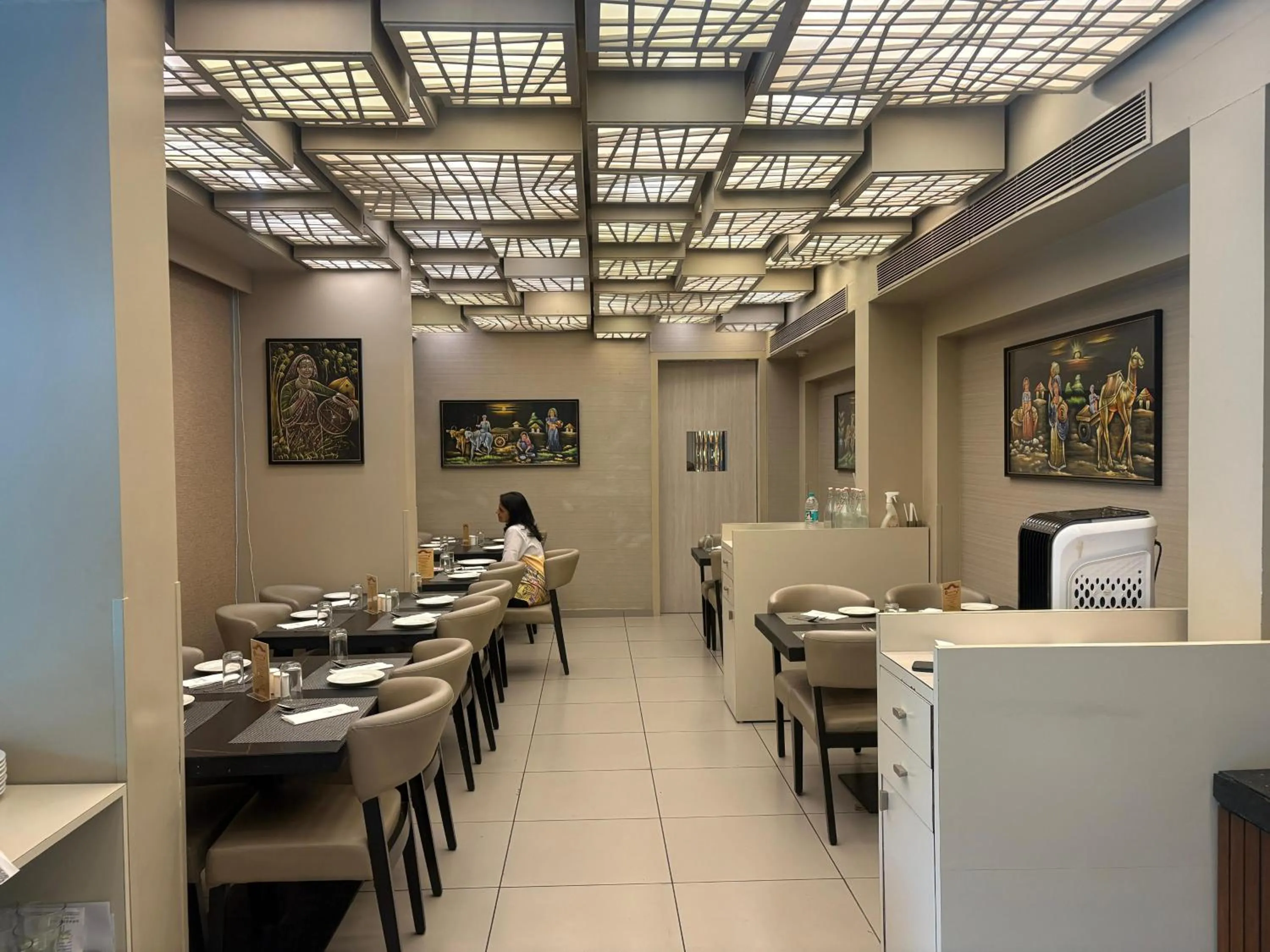 Restaurant/places to eat in Dragonfly Hotel - The Art Hotel