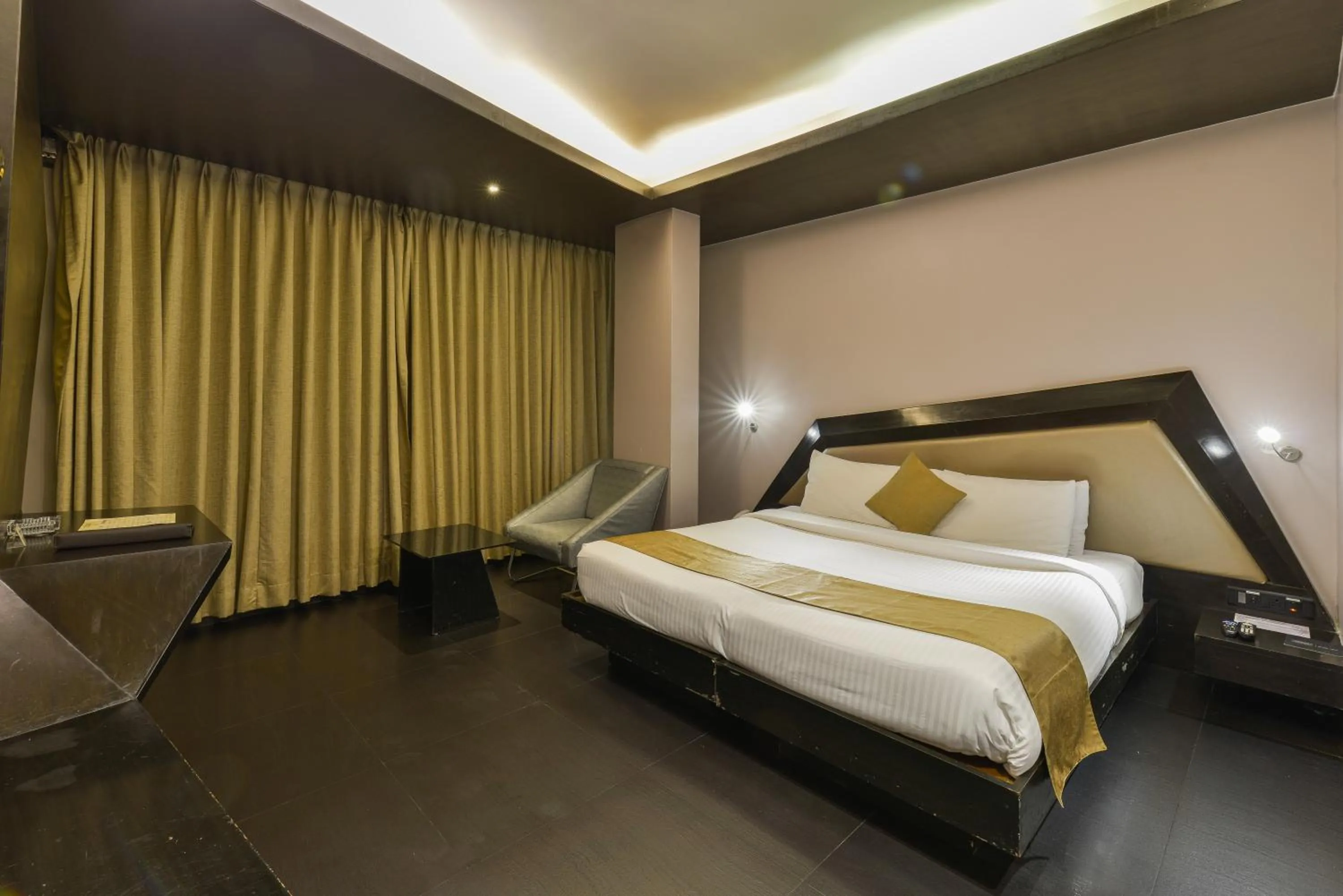 Bed in Dragonfly Hotel - The Art Hotel