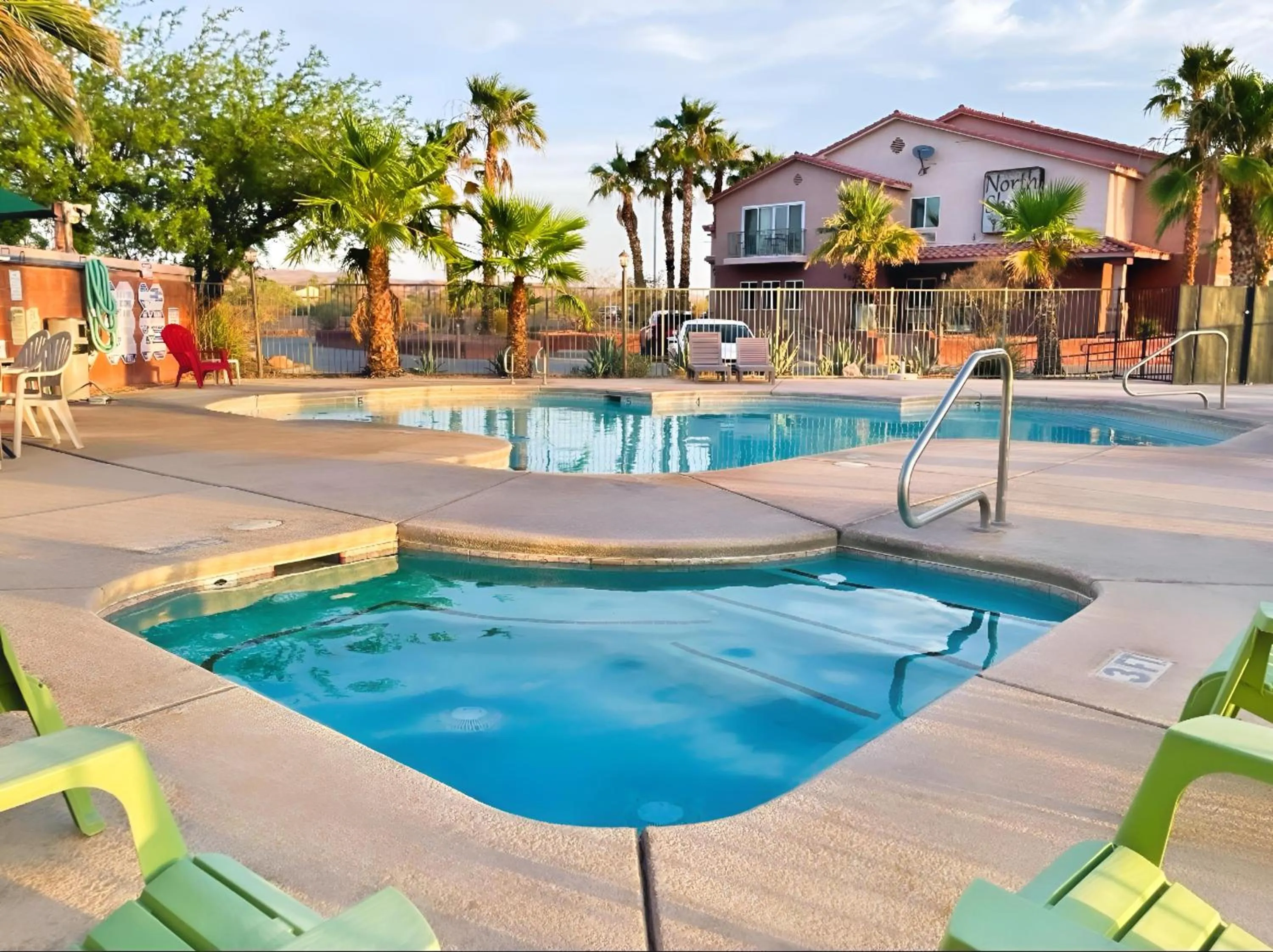 Swimming pool in North Shore Inn at Lake Mead