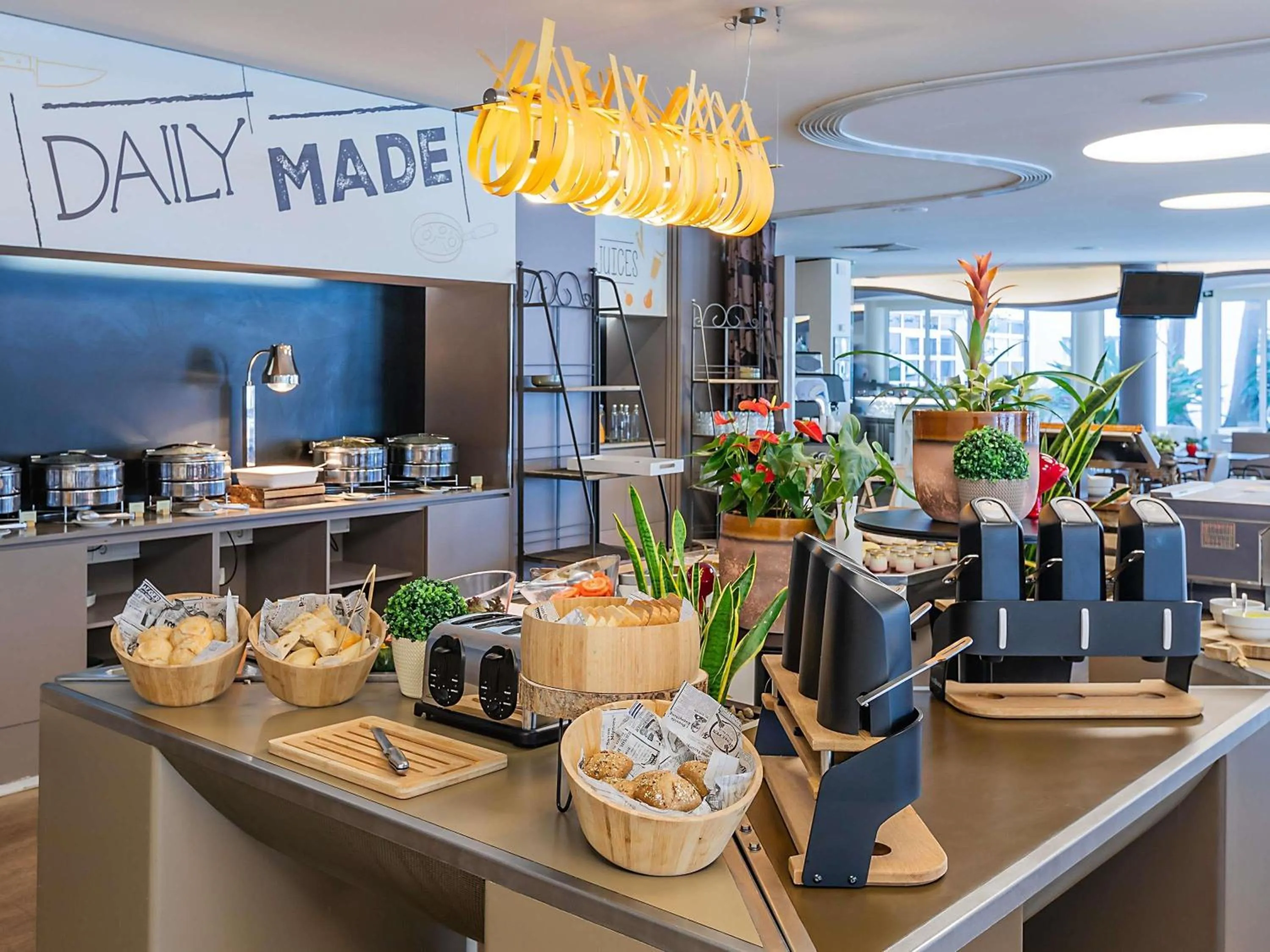 Restaurant/places to eat in Novotel Setubal