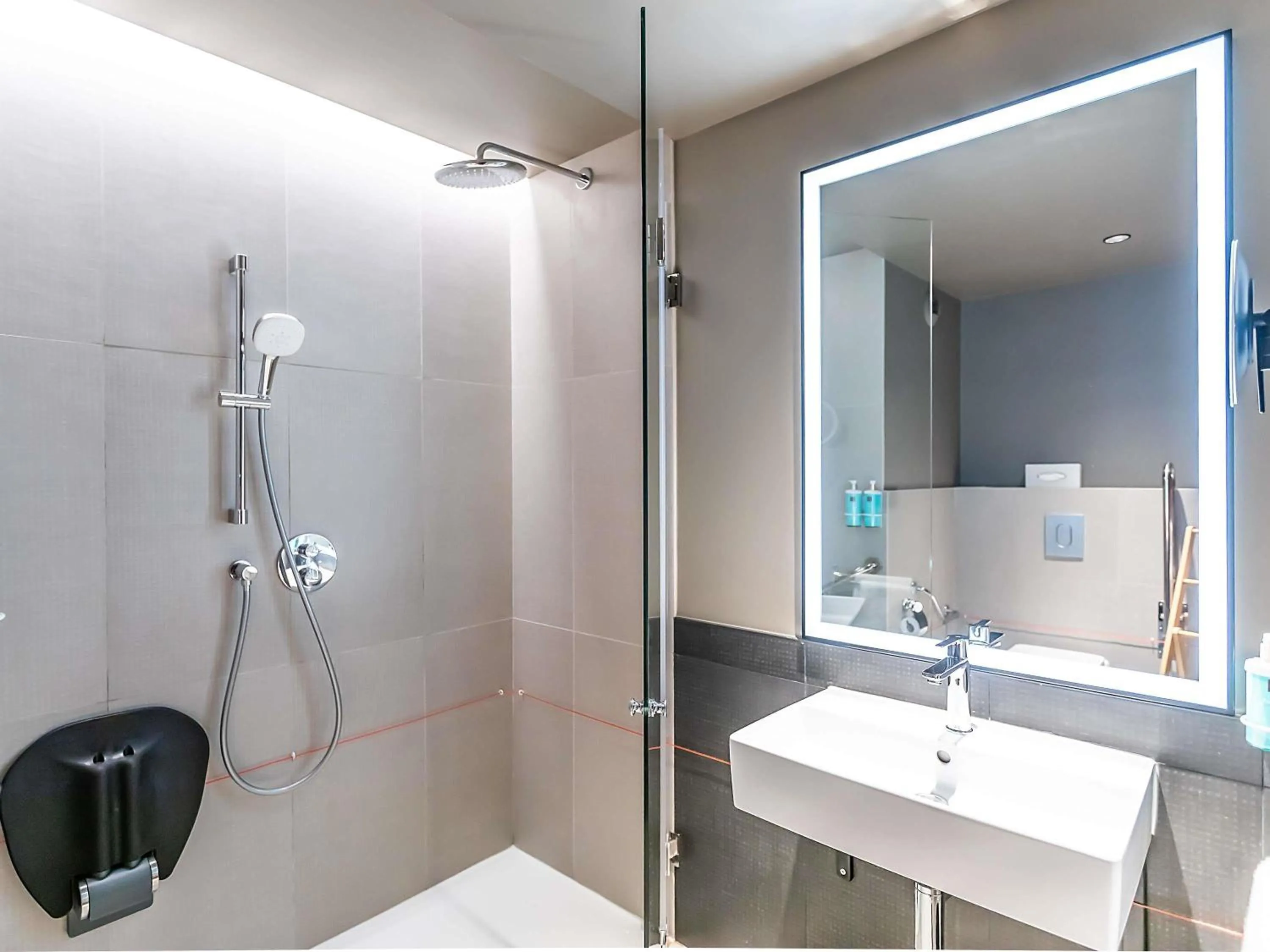 Accessible Twin Room in Novotel Setubal