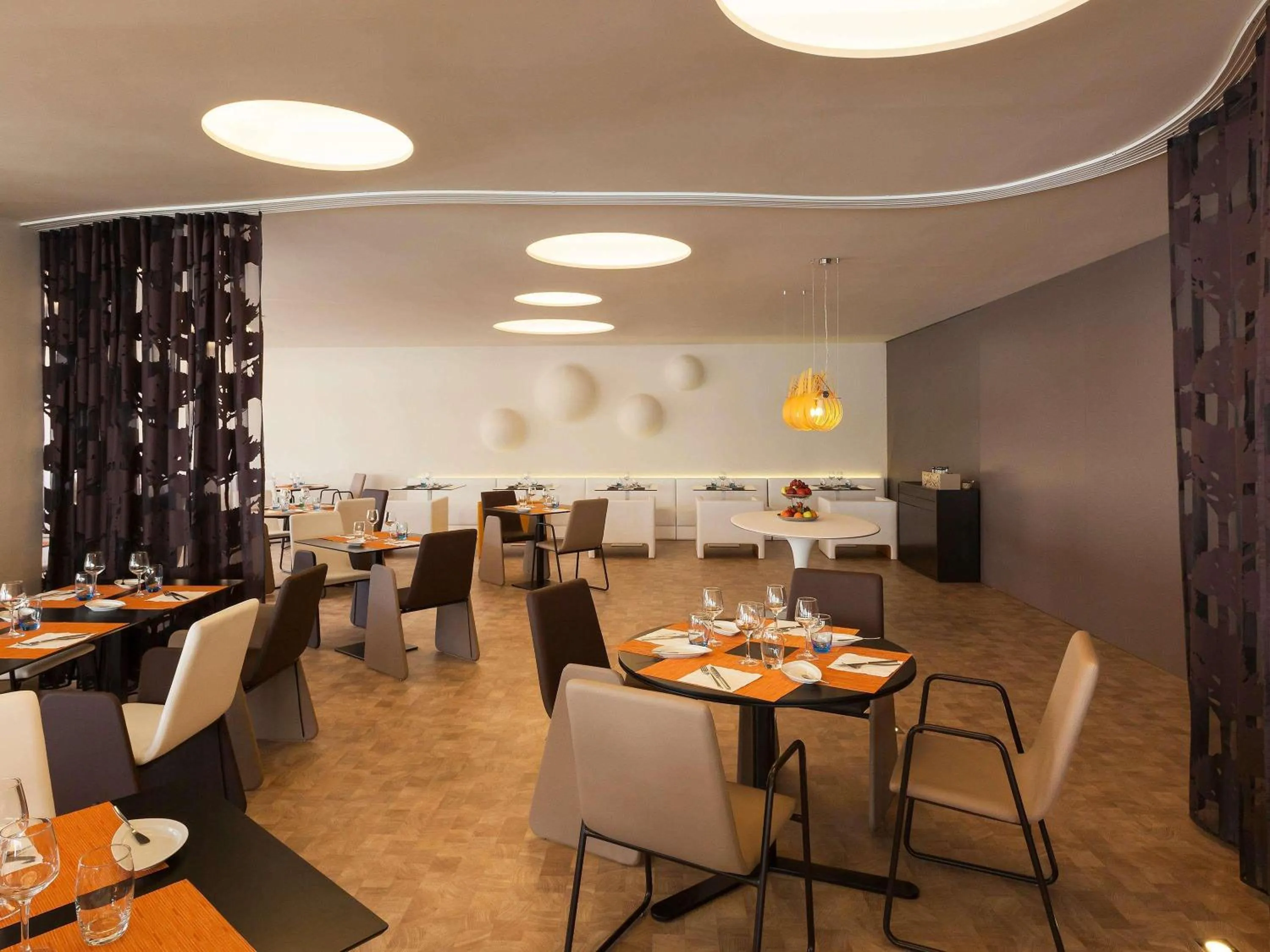 Restaurant/places to eat in Novotel Setubal