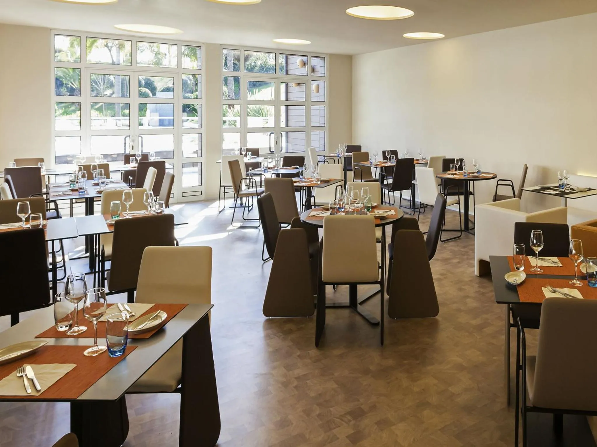 Restaurant/places to eat in Novotel Setubal