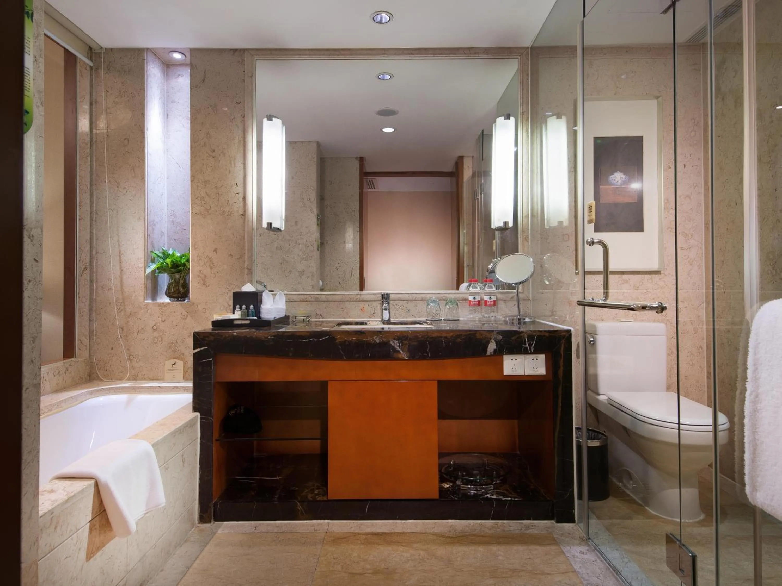 Shower, Bed in Shanghai Yuehua Hotel