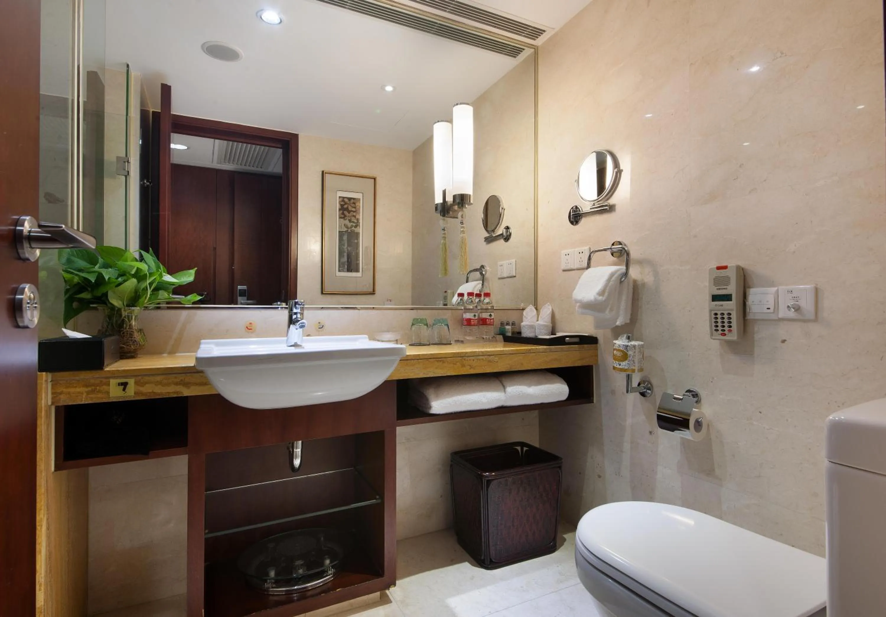 Toilet in Shanghai Yuehua Hotel