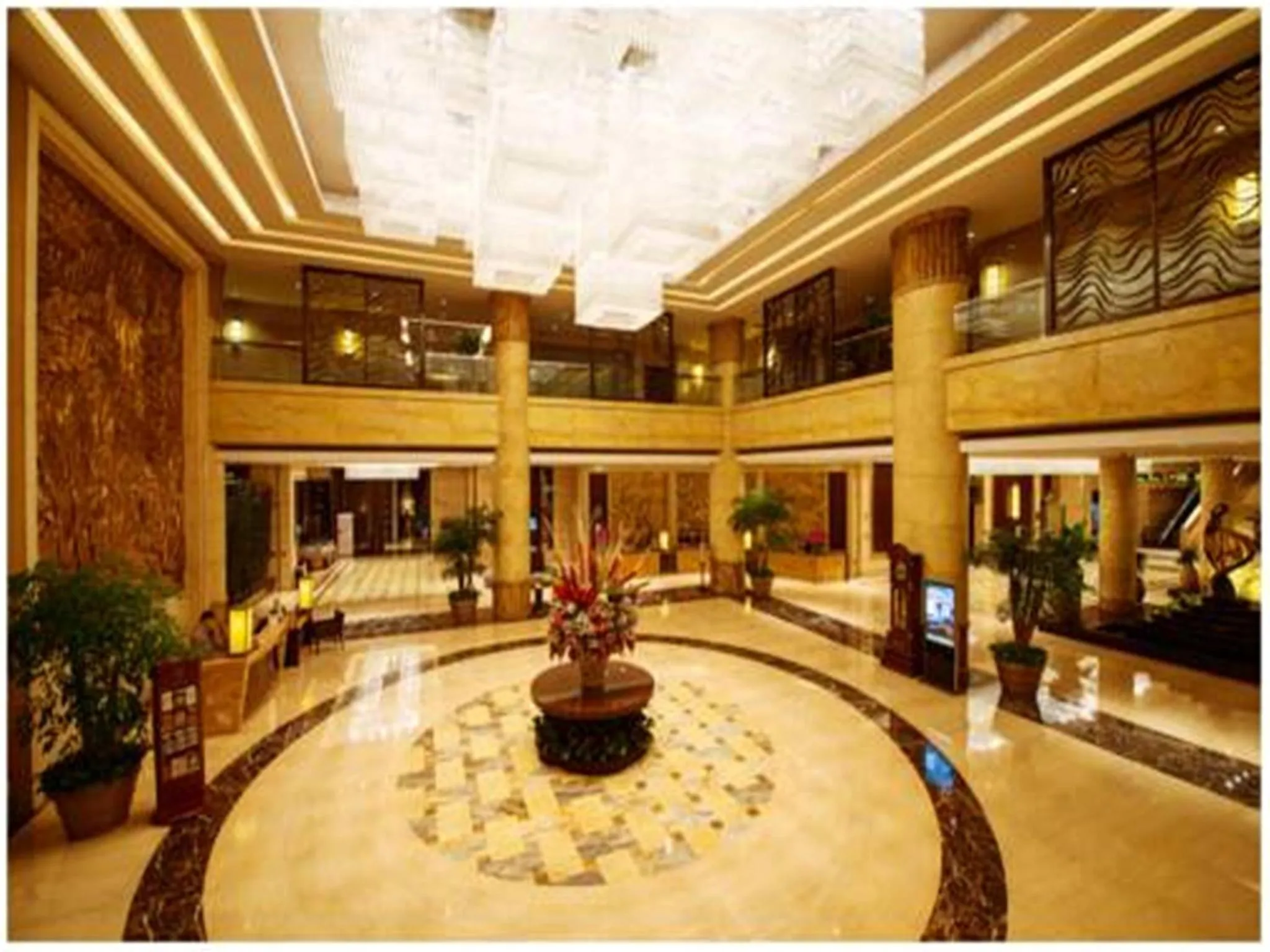 Lobby or reception in Shanghai Yuehua Hotel