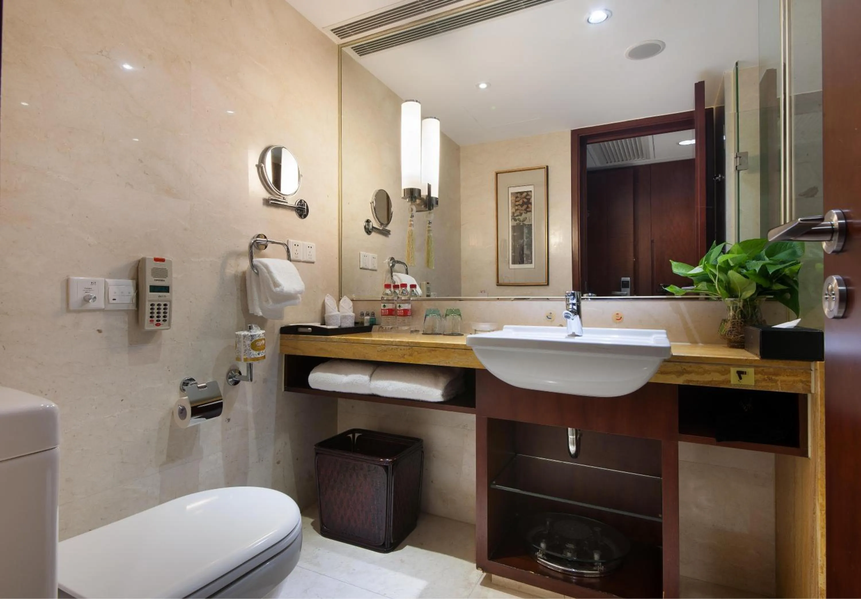 Toilet in Shanghai Yuehua Hotel