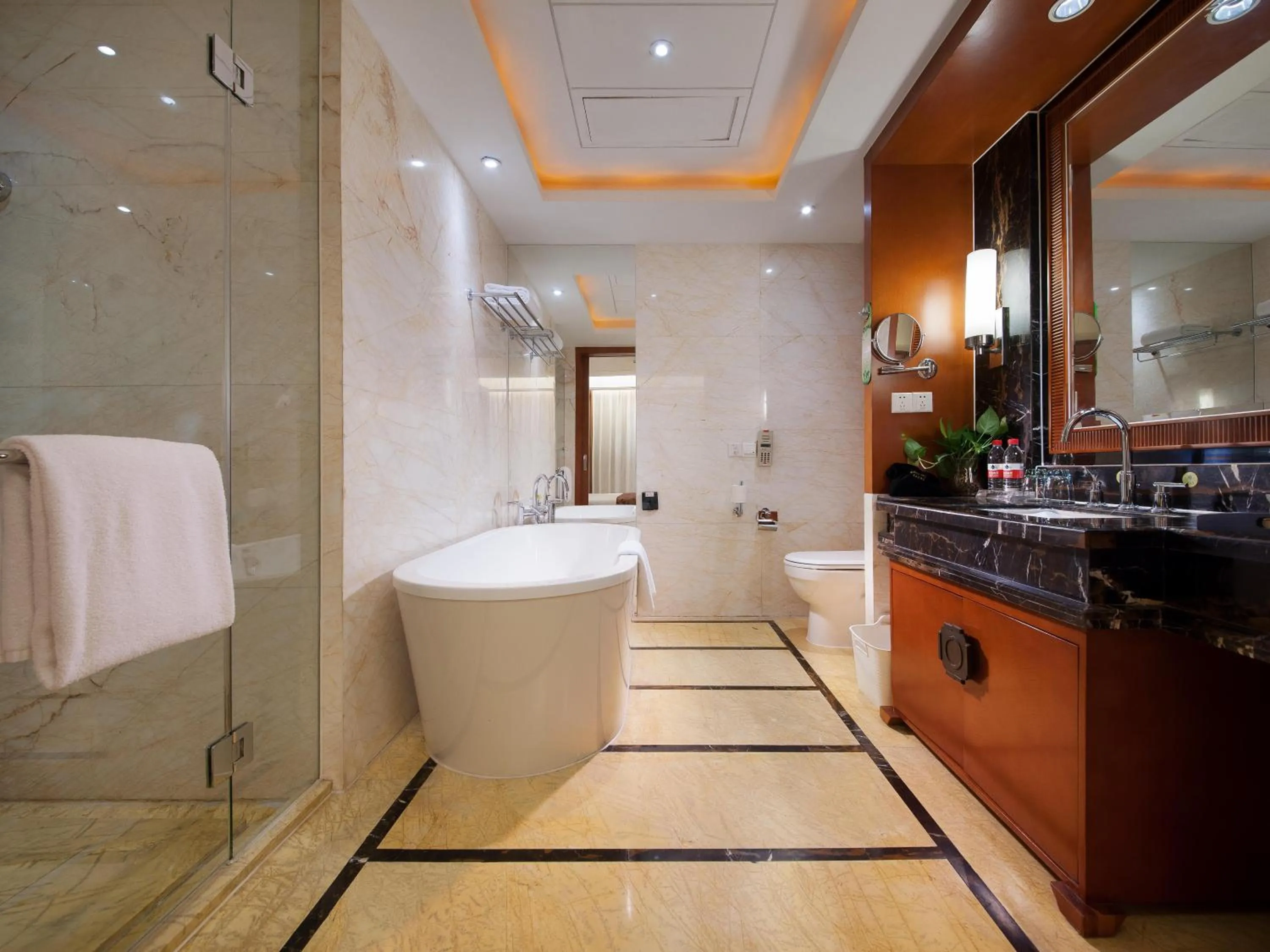 Shower in Shanghai Yuehua Hotel