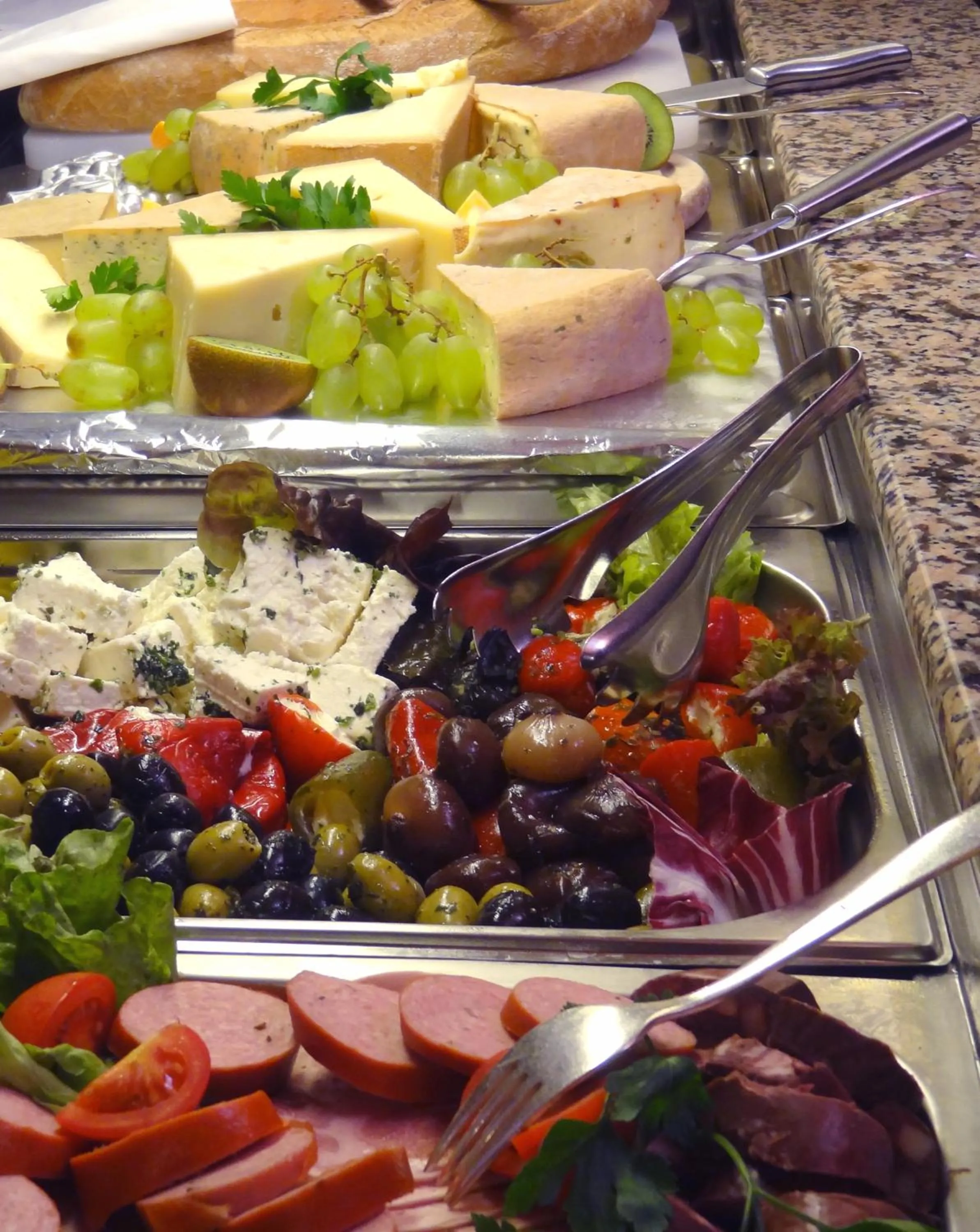 Buffet breakfast in Vitalhotel König am Park