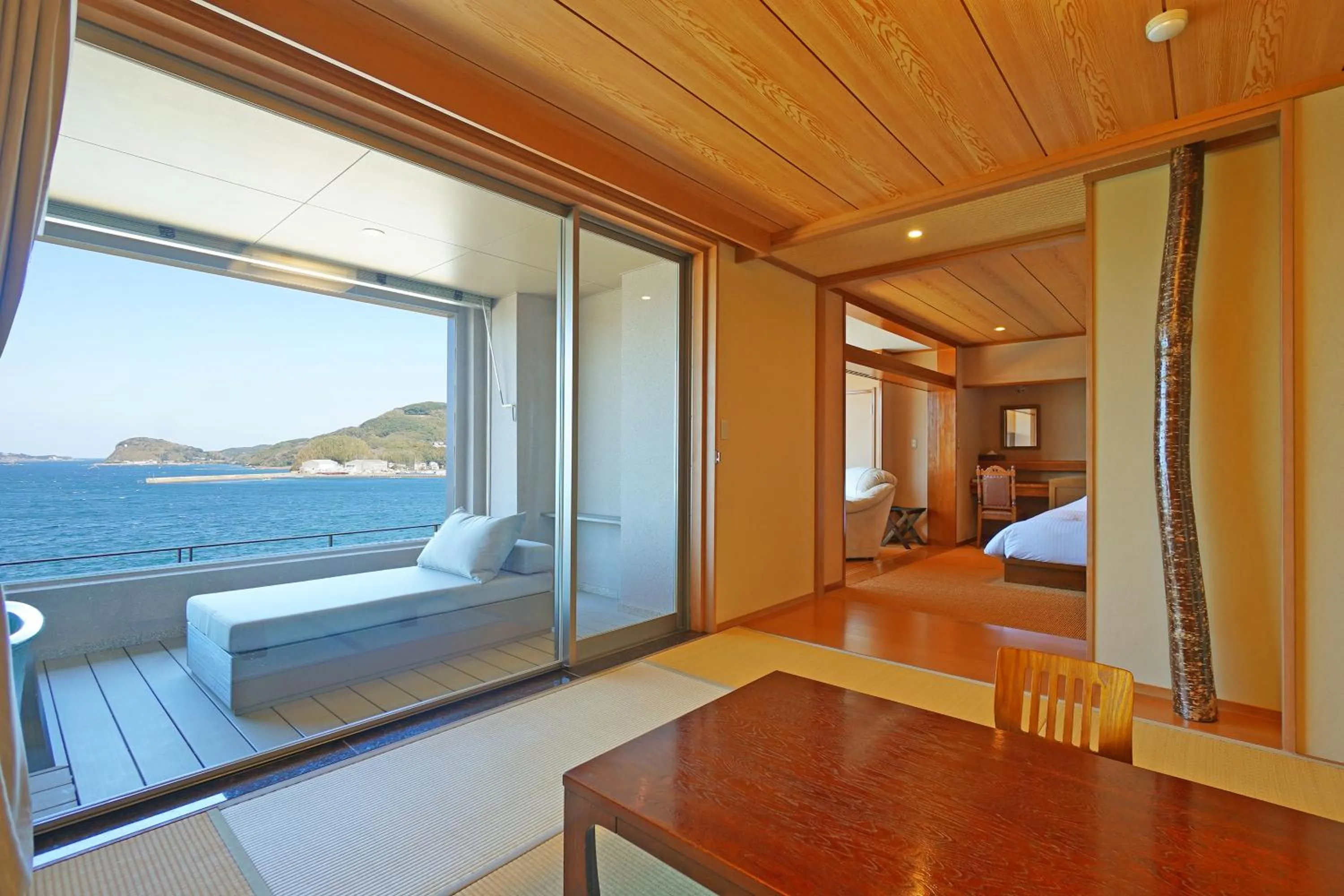 Balcony/Terrace, Bed in IKI RETREAT by Onko Chishin