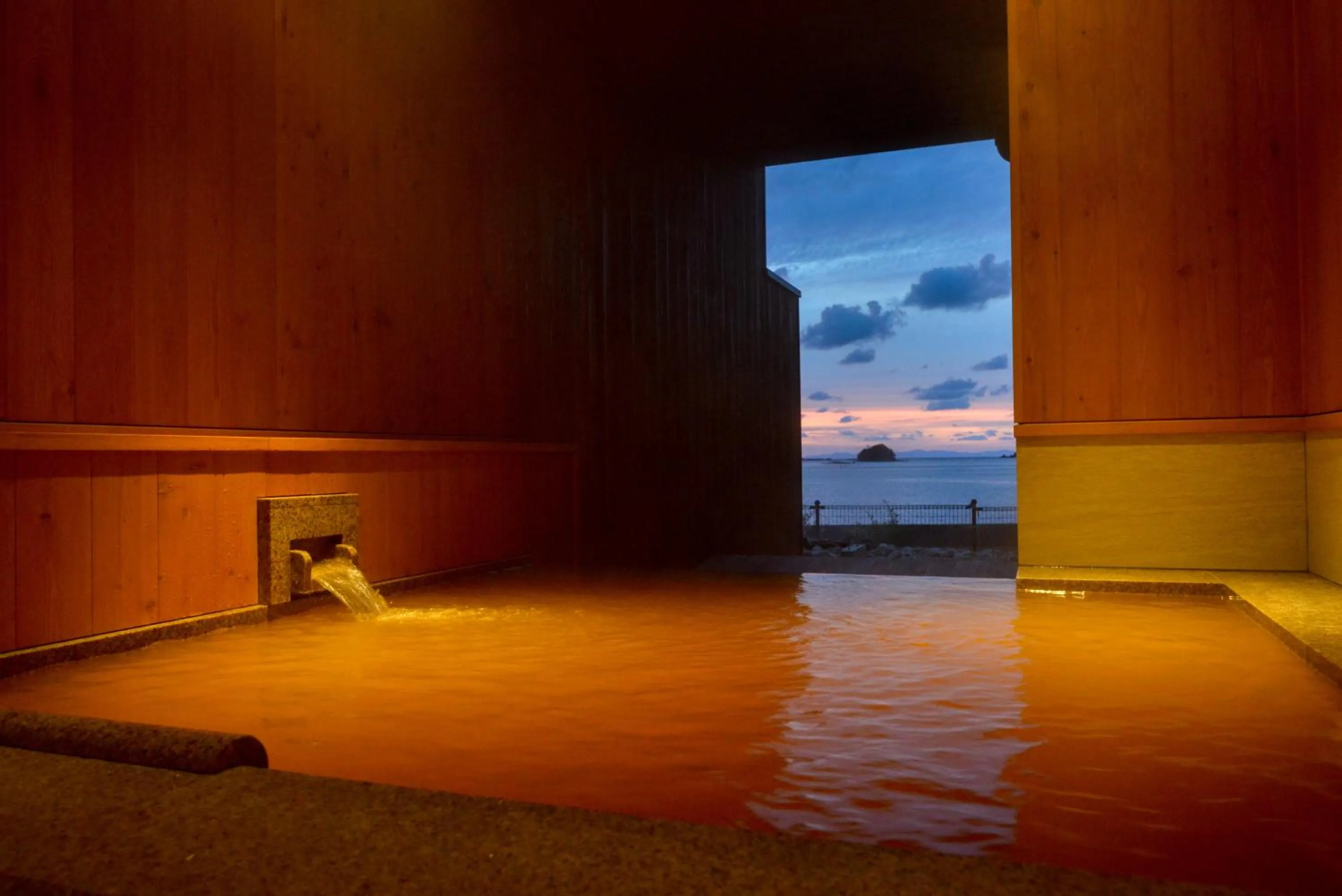 Hot Spring Bath in IKI RETREAT by Onko Chishin