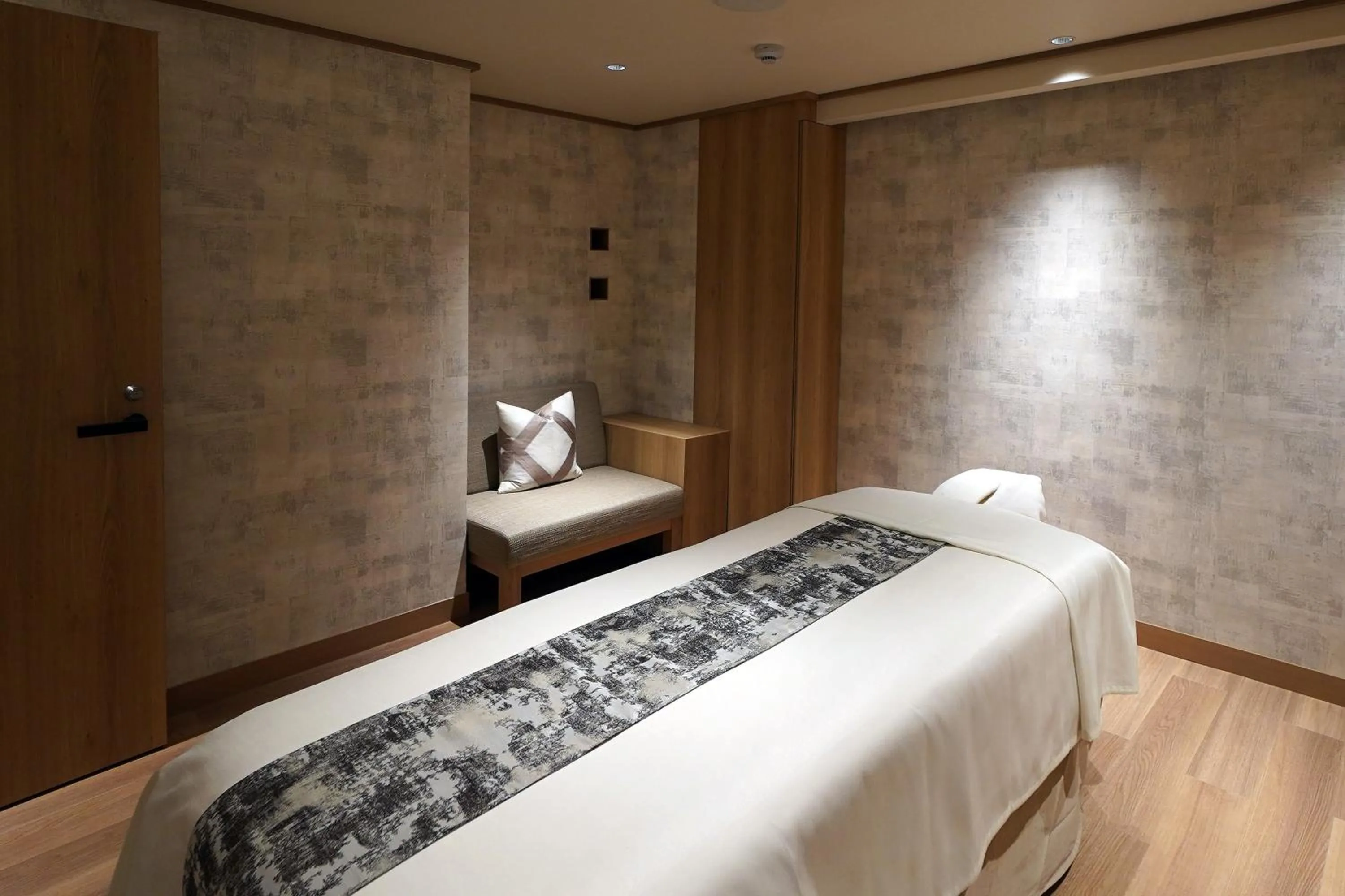 Solarium, Bed in IKI RETREAT by Onko Chishin