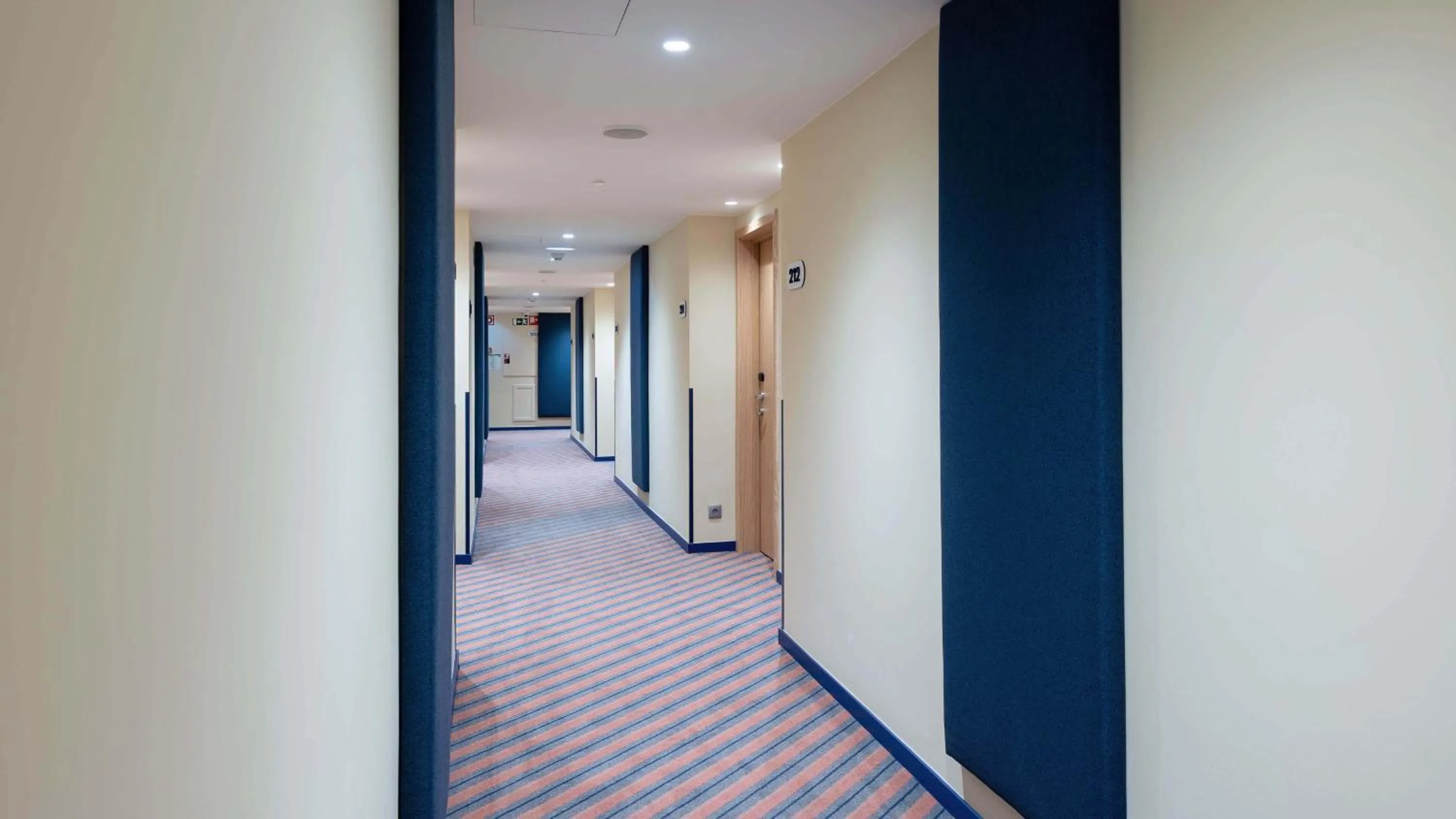Lobby or reception in Holiday Inn Express & Suites Lisbon - Príncipe Real by IHG