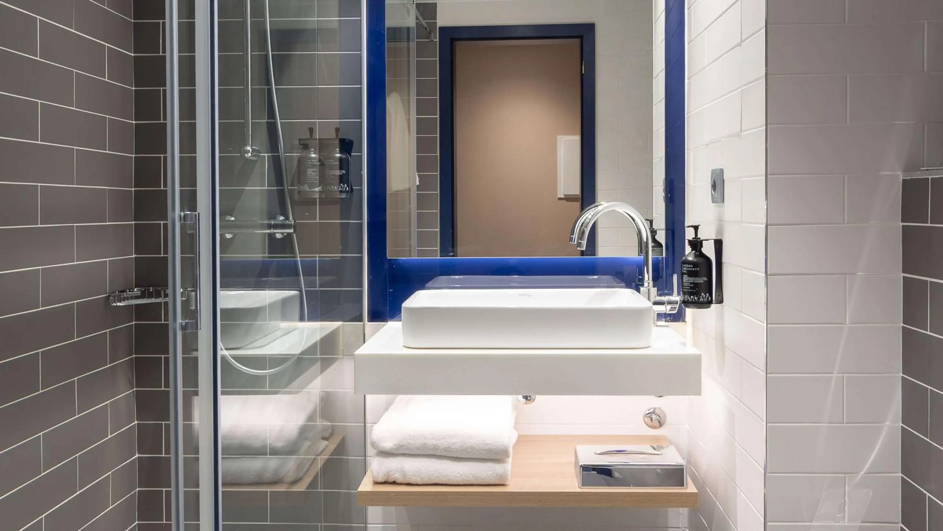 Bathroom in Holiday Inn Express & Suites Lisbon - Príncipe Real by IHG