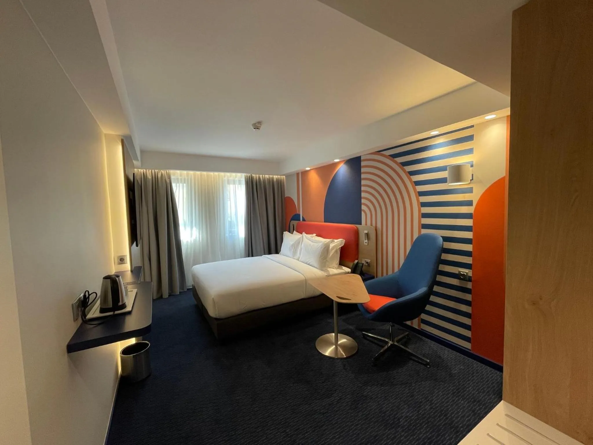 Photo of the whole room, Bed in Holiday Inn Express & Suites Lisbon - Príncipe Real by IHG