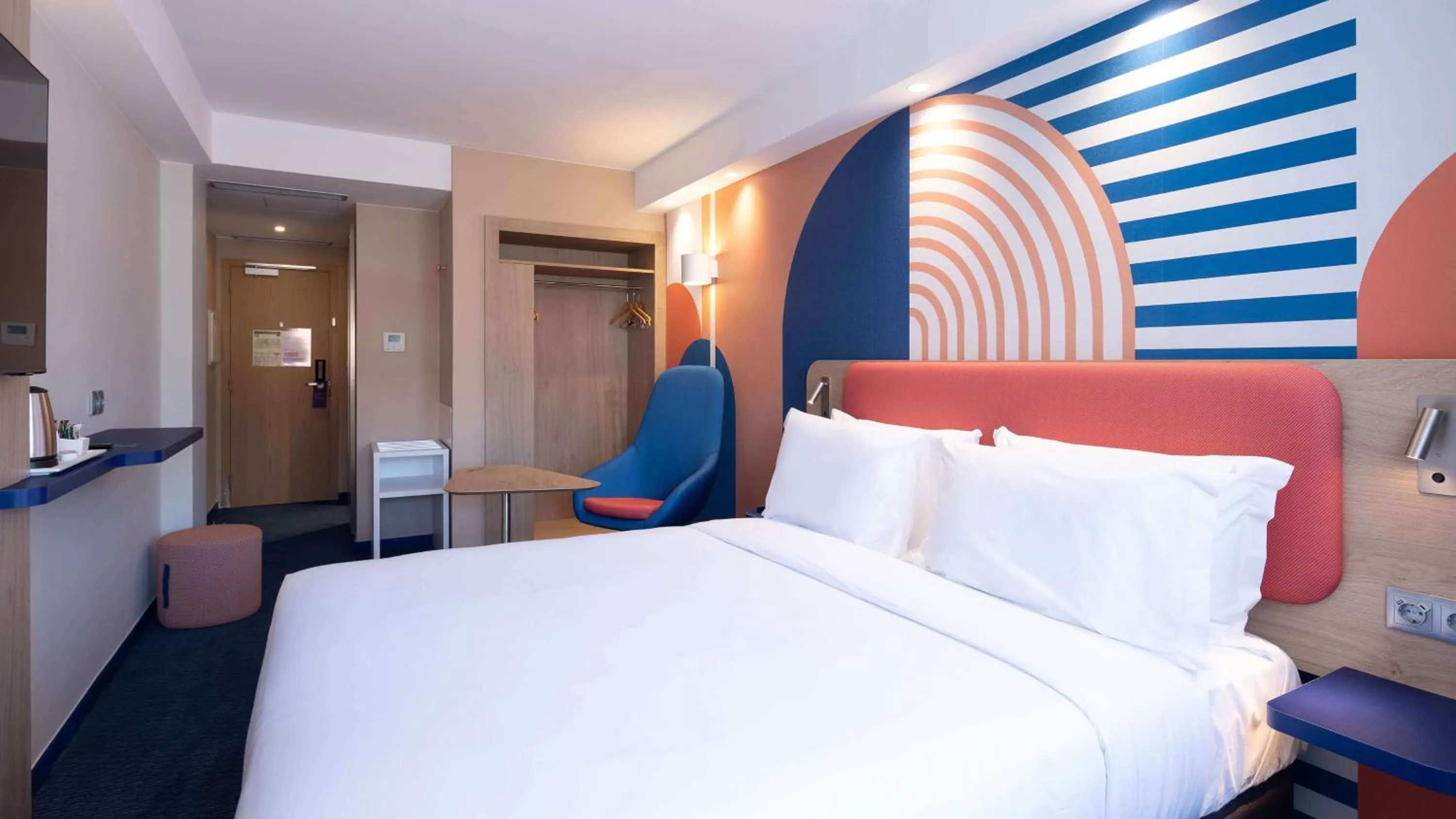 Photo of the whole room, Bed in Holiday Inn Express & Suites Lisbon - Príncipe Real by IHG