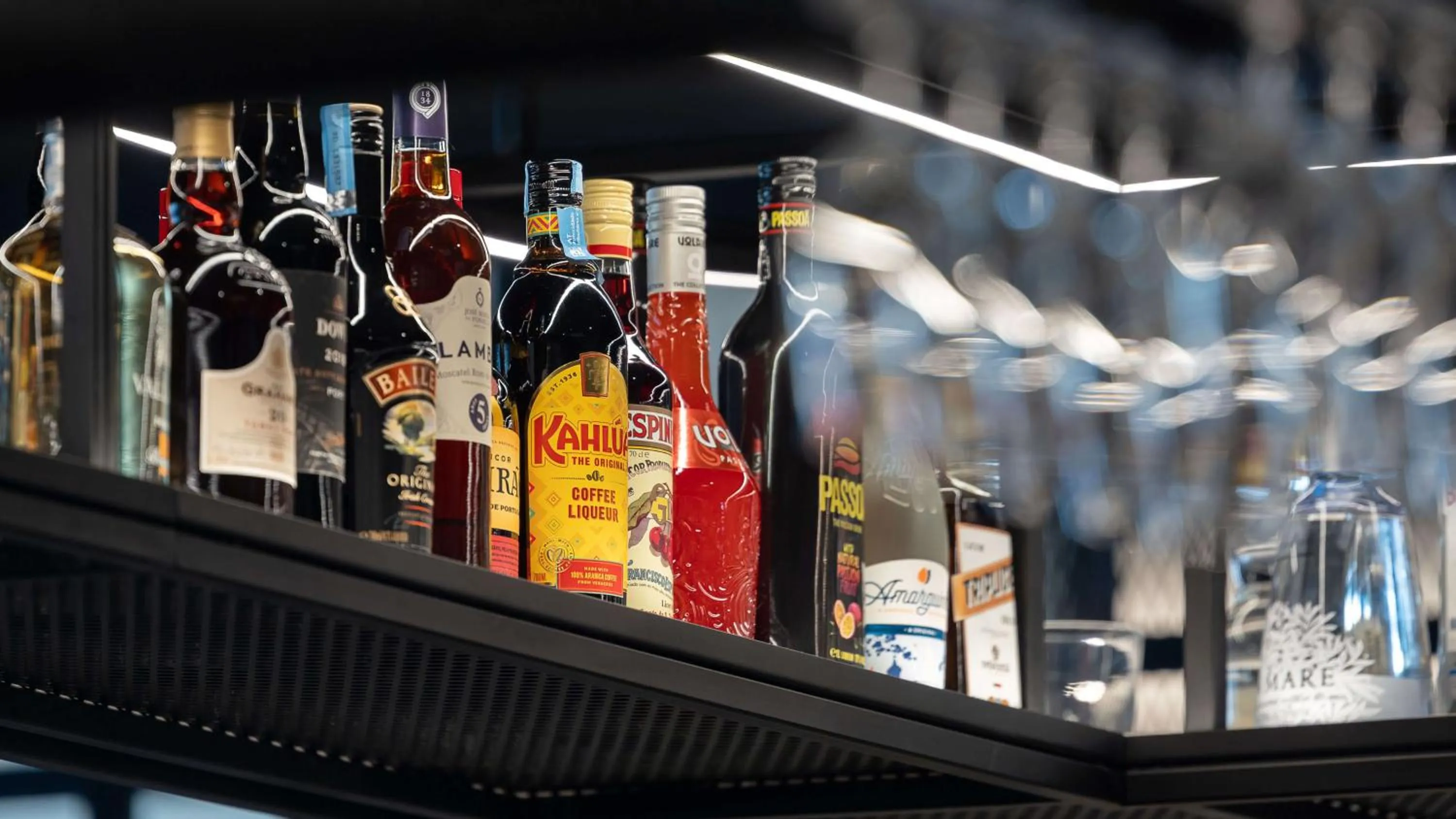 Lounge or bar in Holiday Inn Express & Suites Lisbon - Príncipe Real by IHG