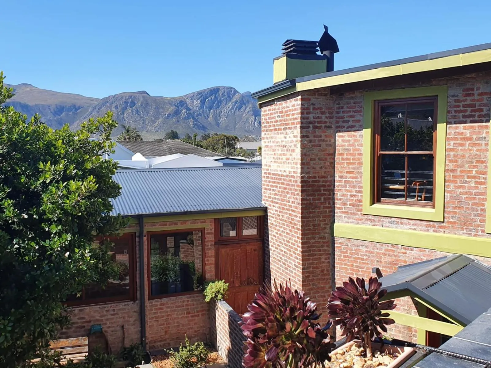 Mountain view in Port Del Mar Guesthouse