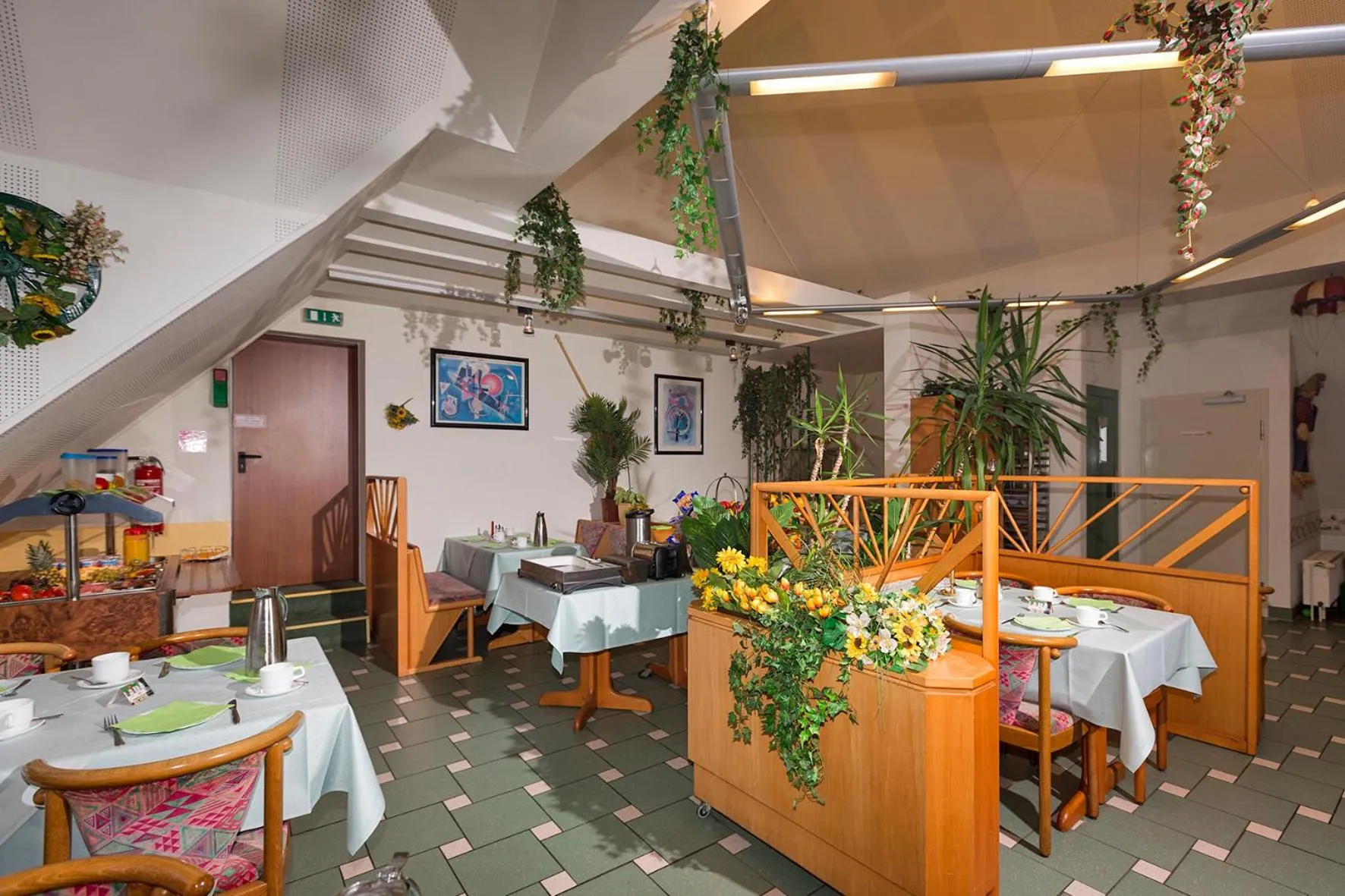 Restaurant/places to eat in Hotel Ideal