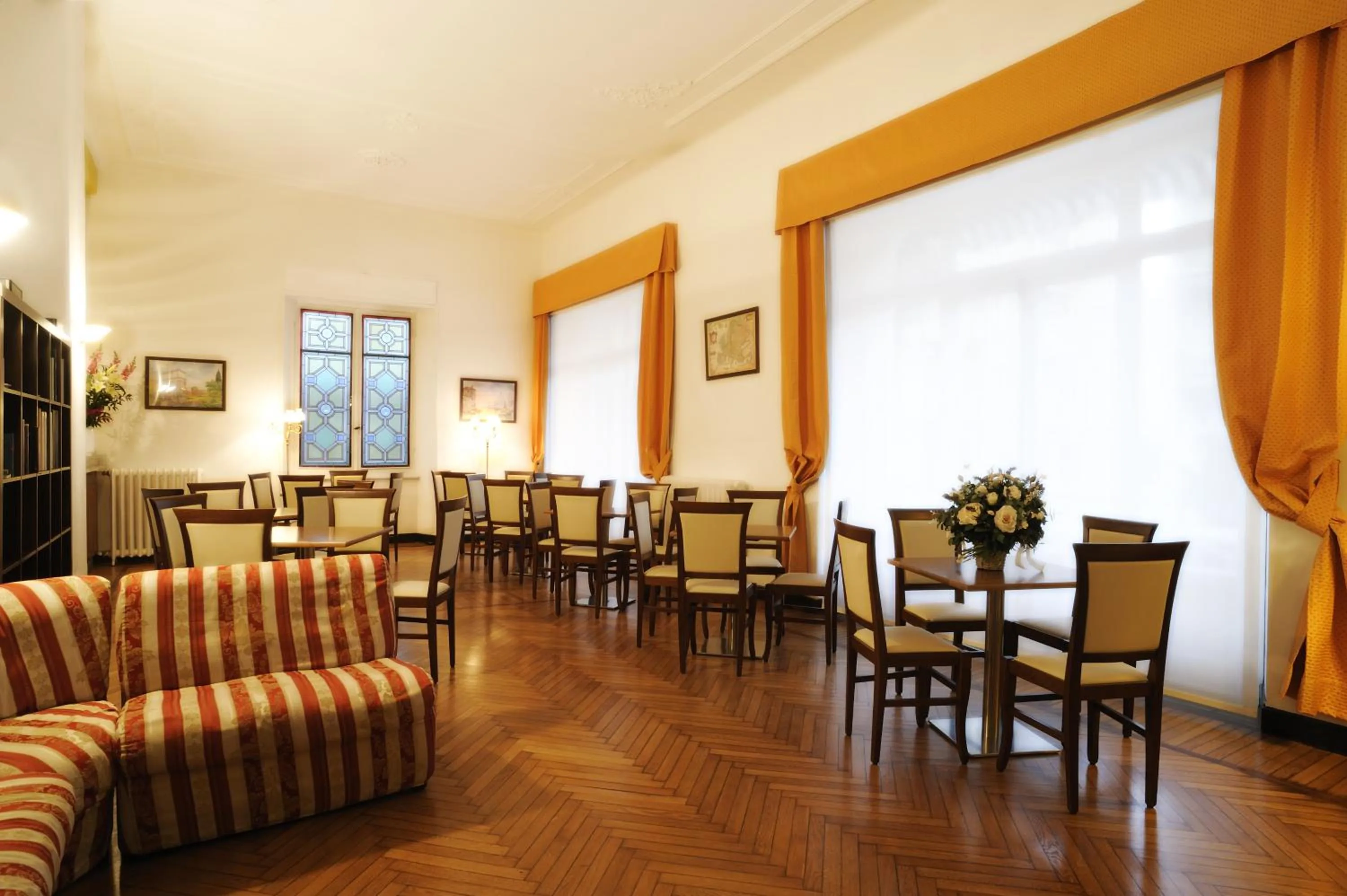 Lounge or bar in Hotel Alfieri