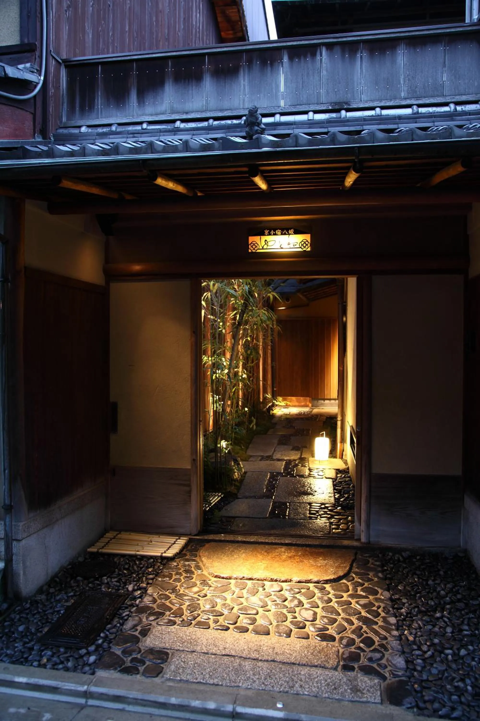 Facade/entrance in Yasaka Yutone Kyokoyado