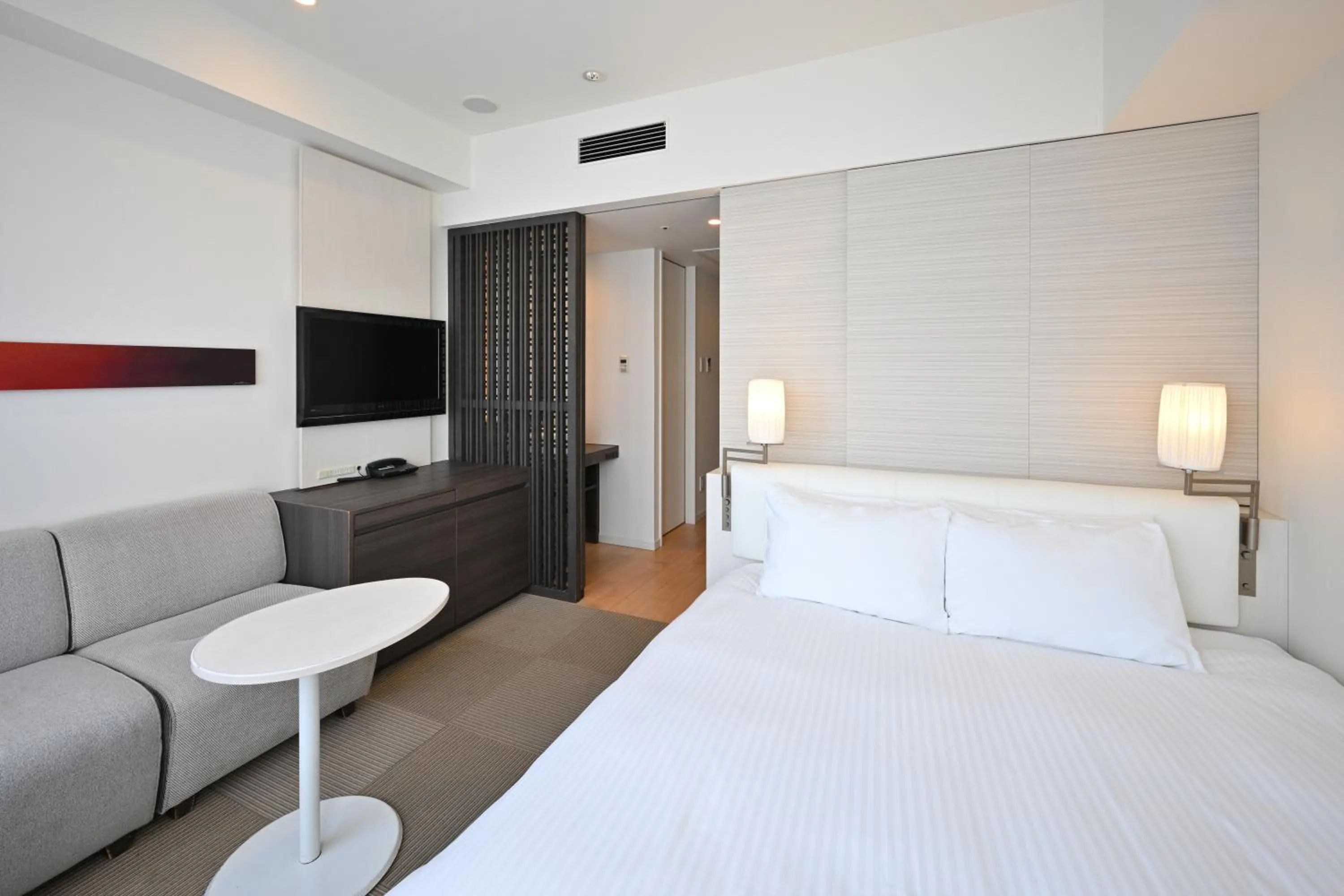 Photo of the whole room, Bed in Hotel Keihan Tokyo Yotsuya