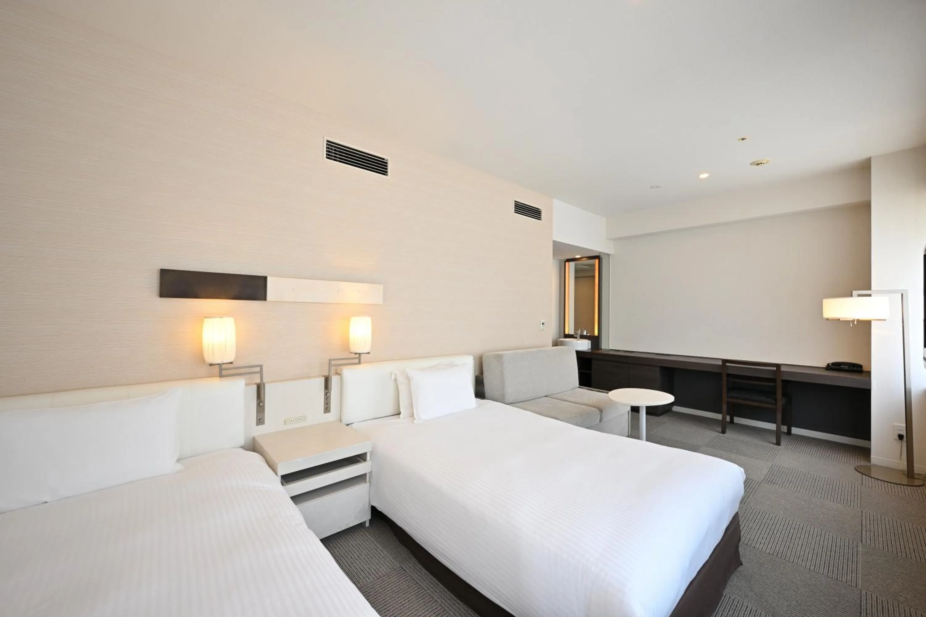 Photo of the whole room, Bed in Hotel Keihan Tokyo Yotsuya