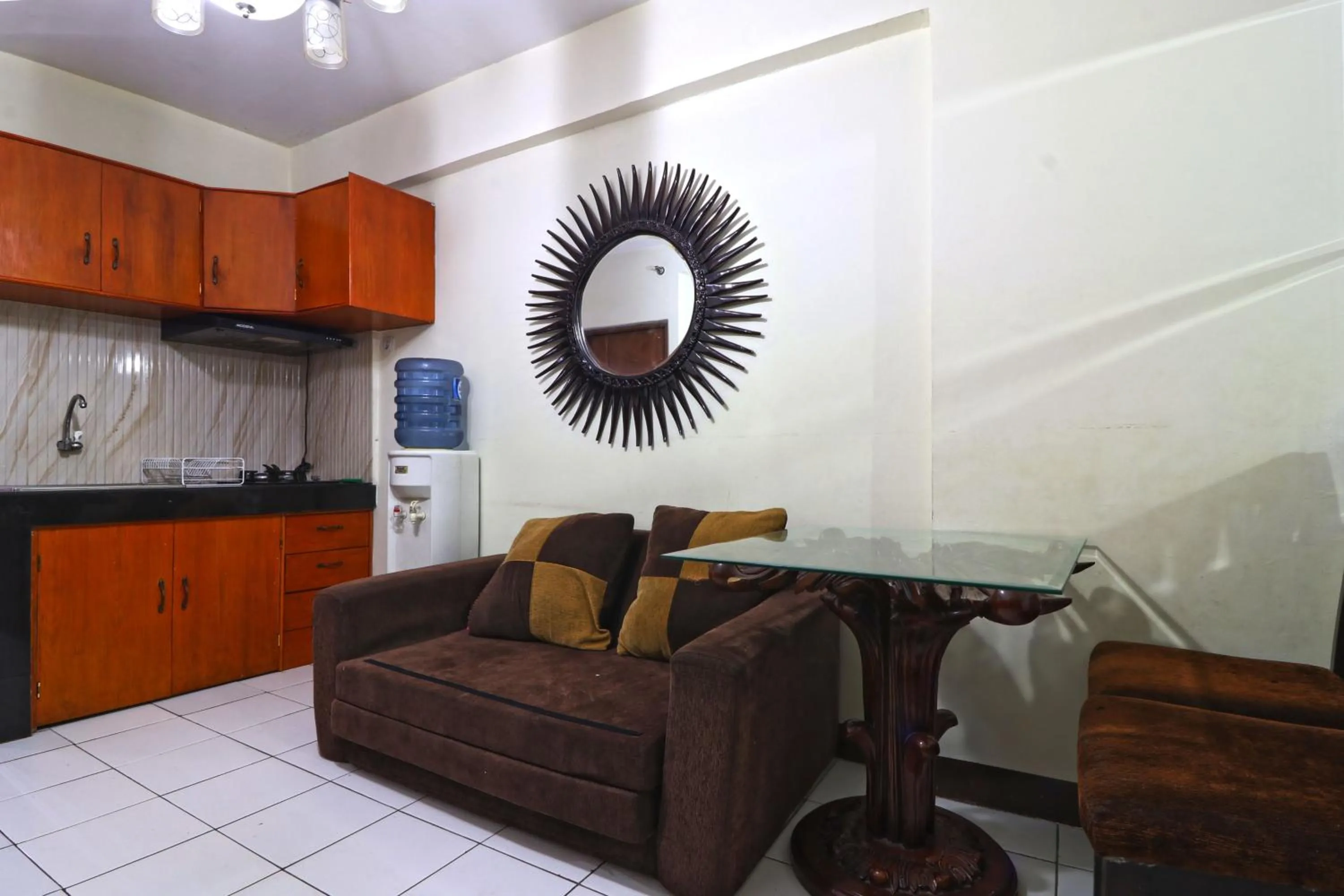 Living room in Inkubus Gateway Apartment Ahmad Yani by Ridwan