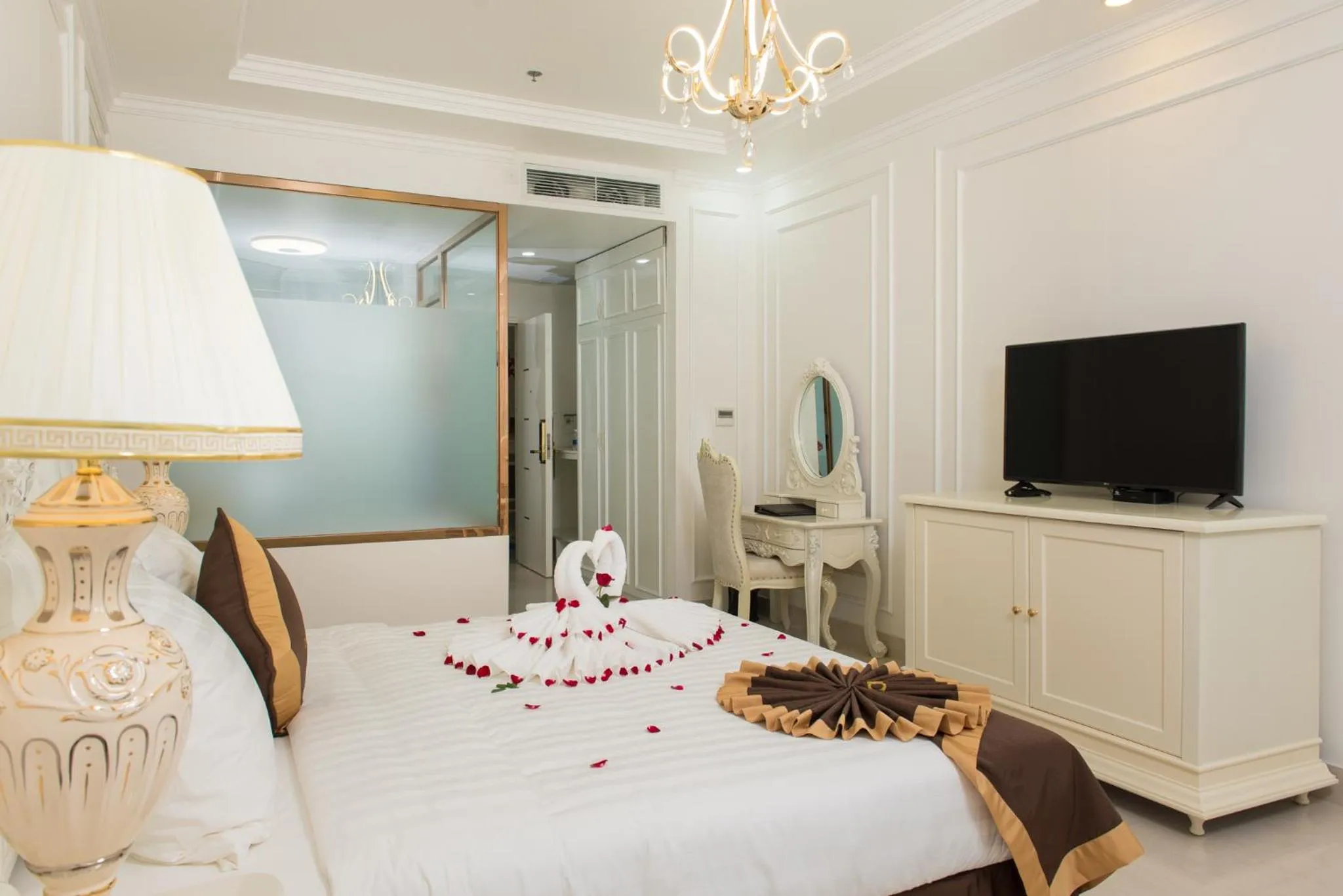 Bed in Canh Hung Palace