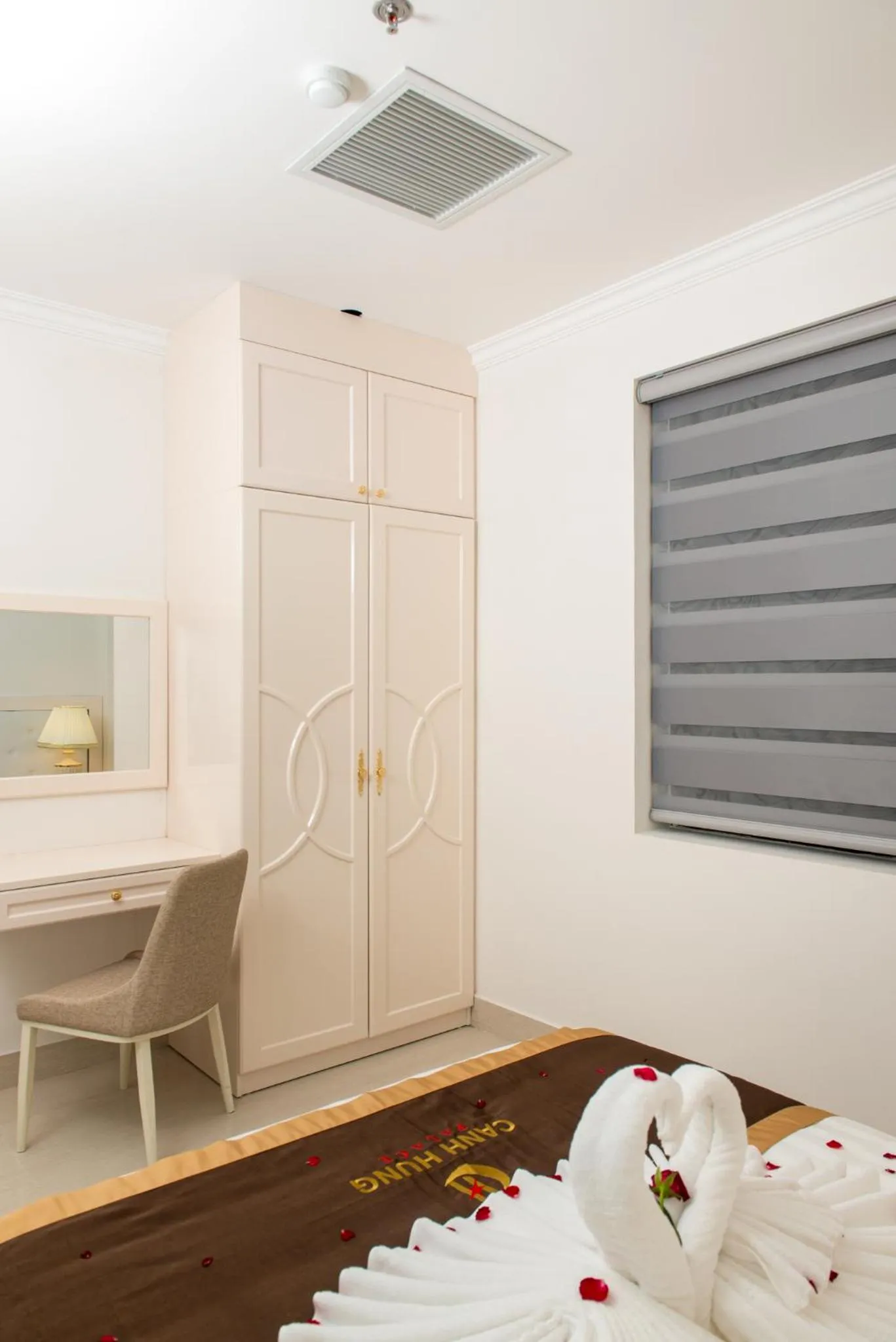 Bed in Canh Hung Palace