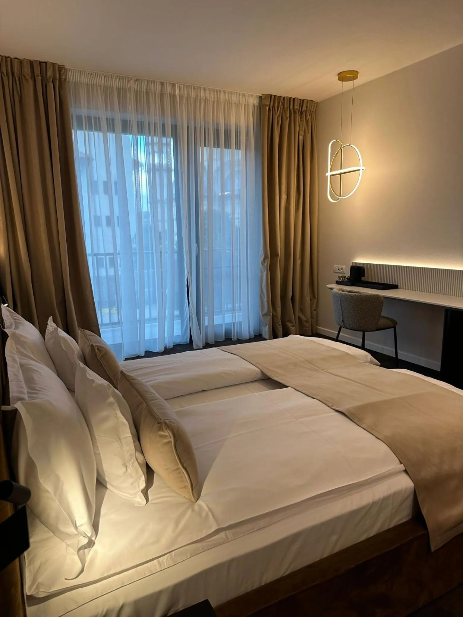 Photo of the whole room, Bed in Element