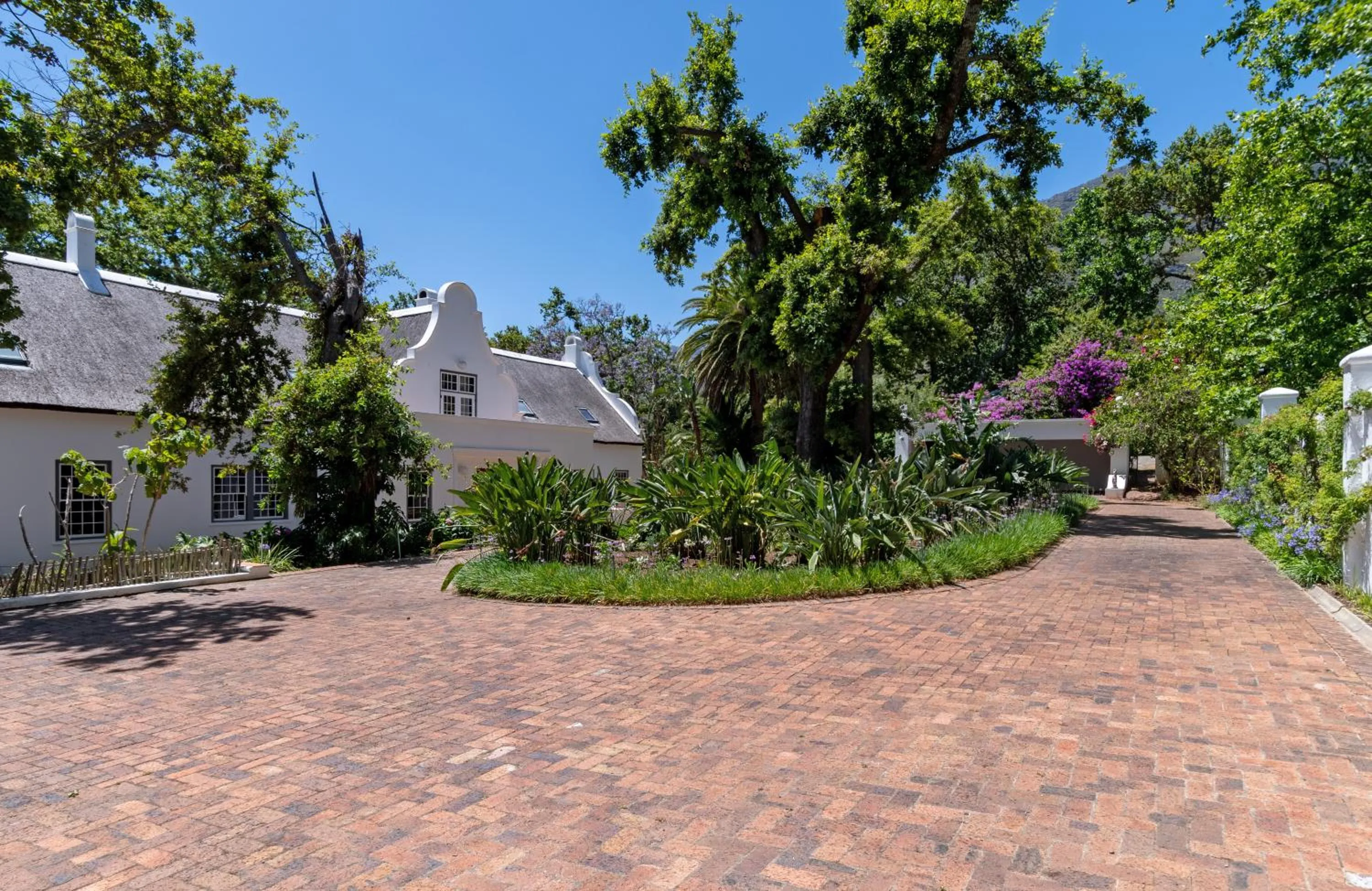 Property building in Mont Angelis