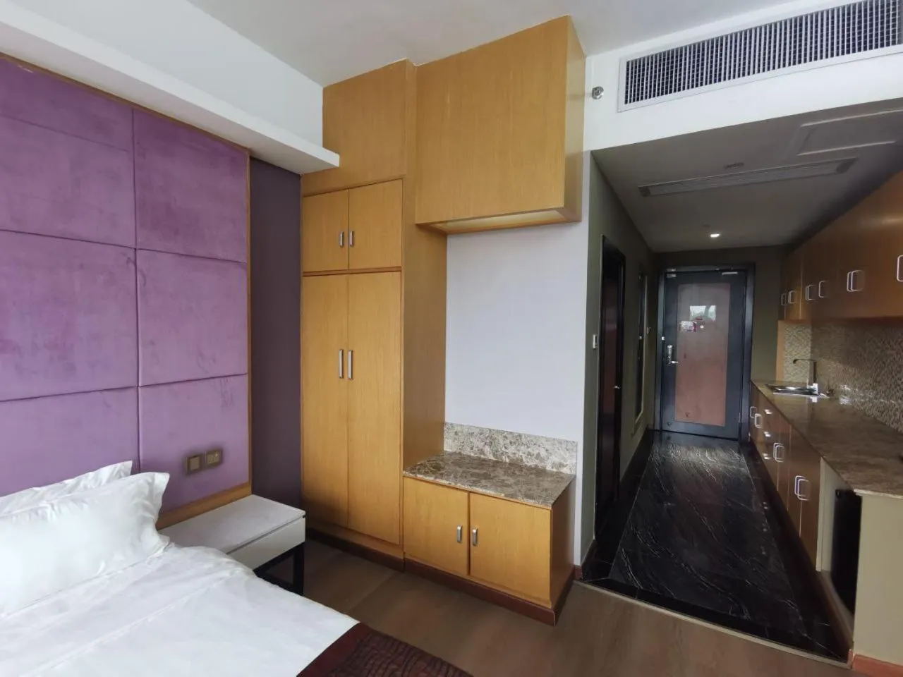 wardrobe, Bed in Meritz Hotel