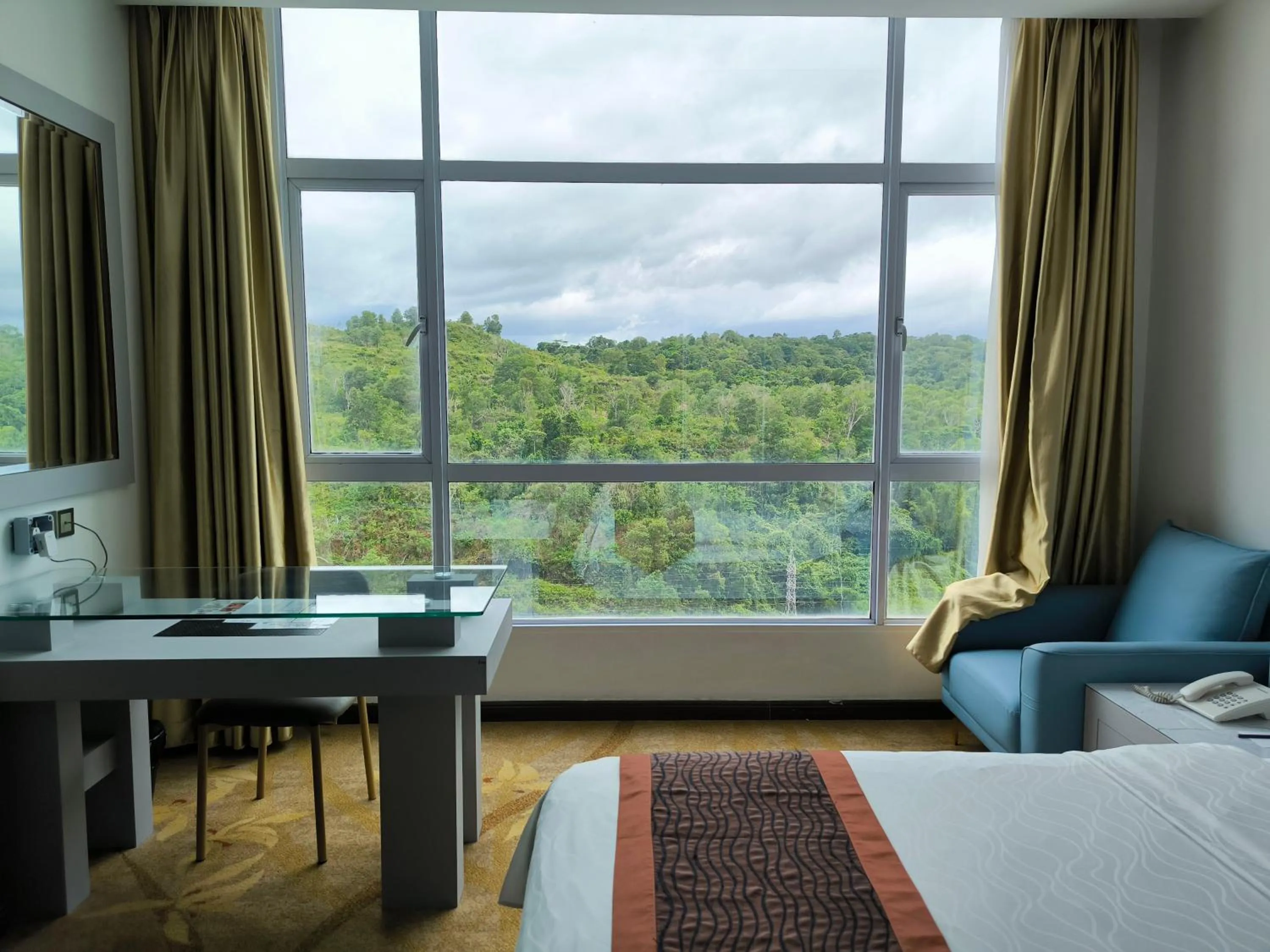 View (from property/room), Bed in Meritz Hotel