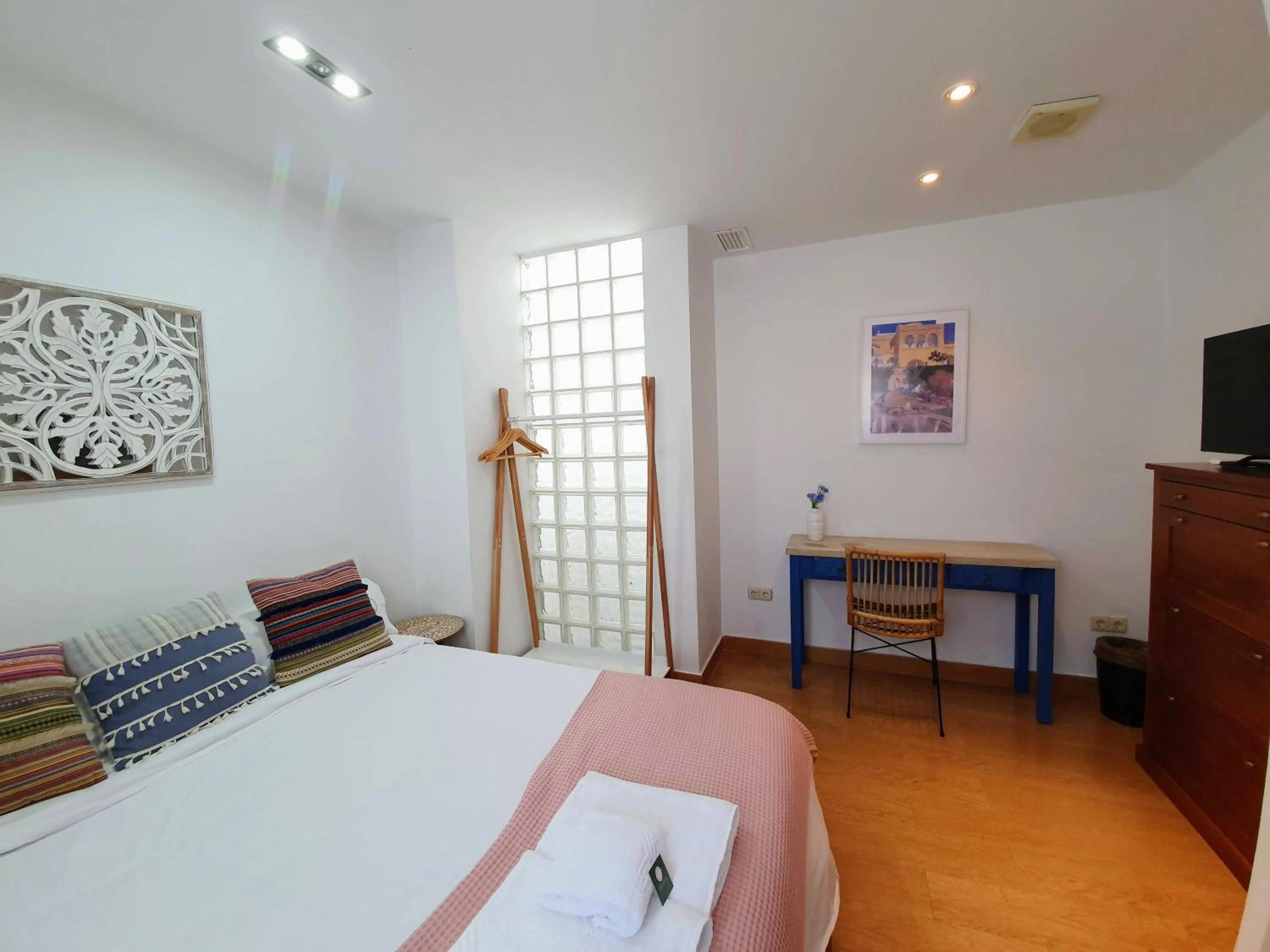 Photo of the whole room, Bed in Triana Luxury Home