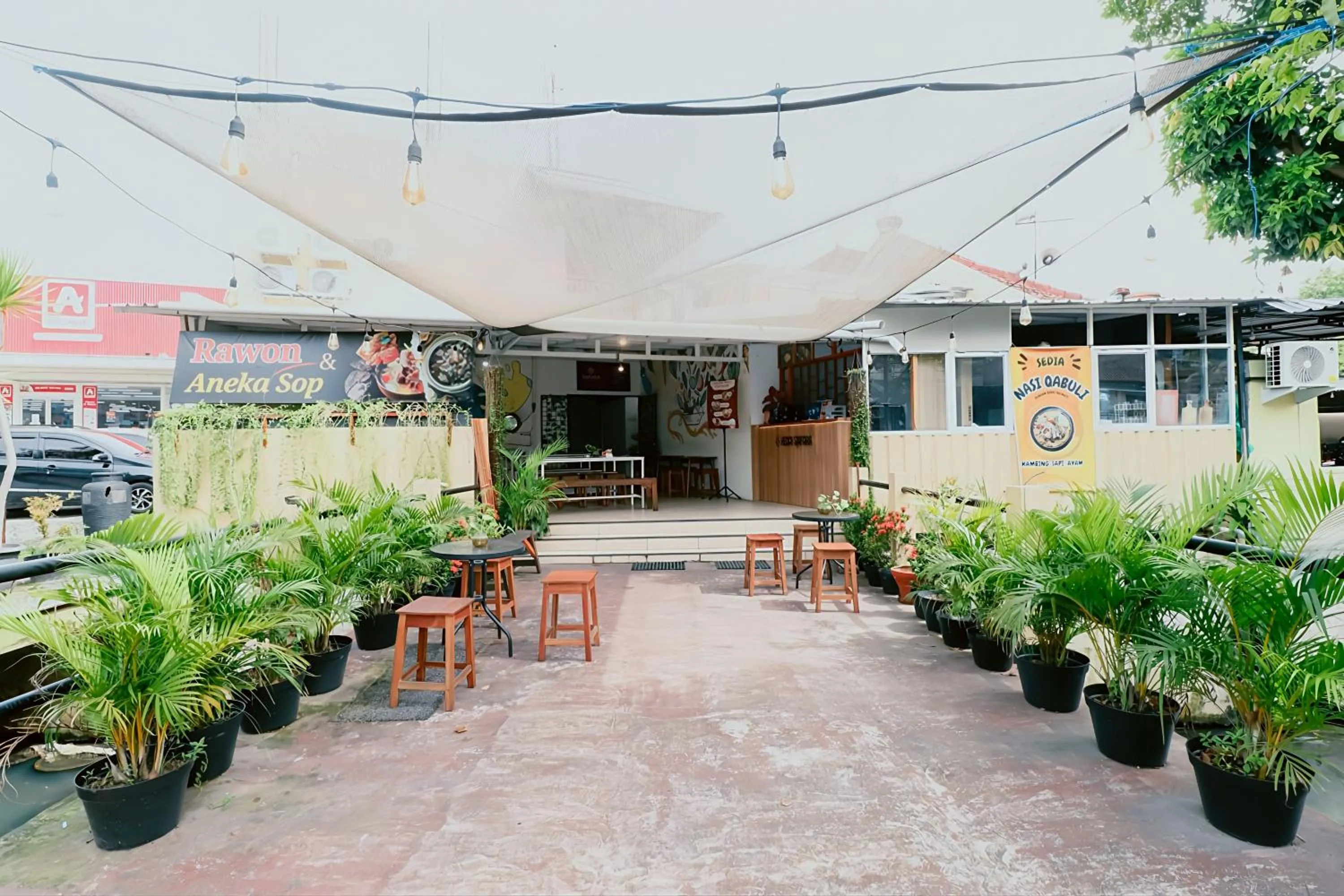 Restaurant/places to eat in Hotel Safara Yogyakarta