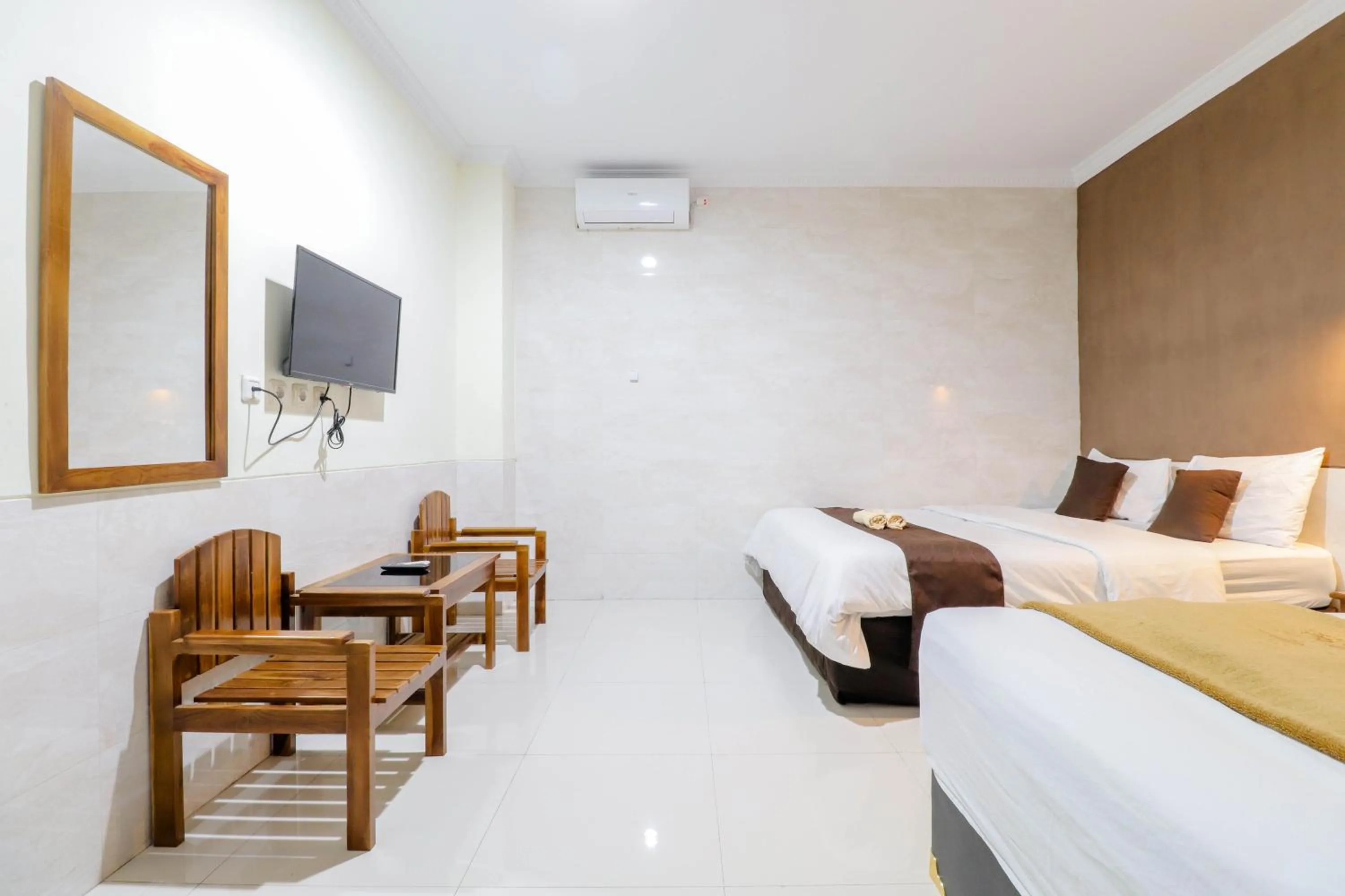 Communal lounge/ TV room, Bed in Hotel Safara Yogyakarta