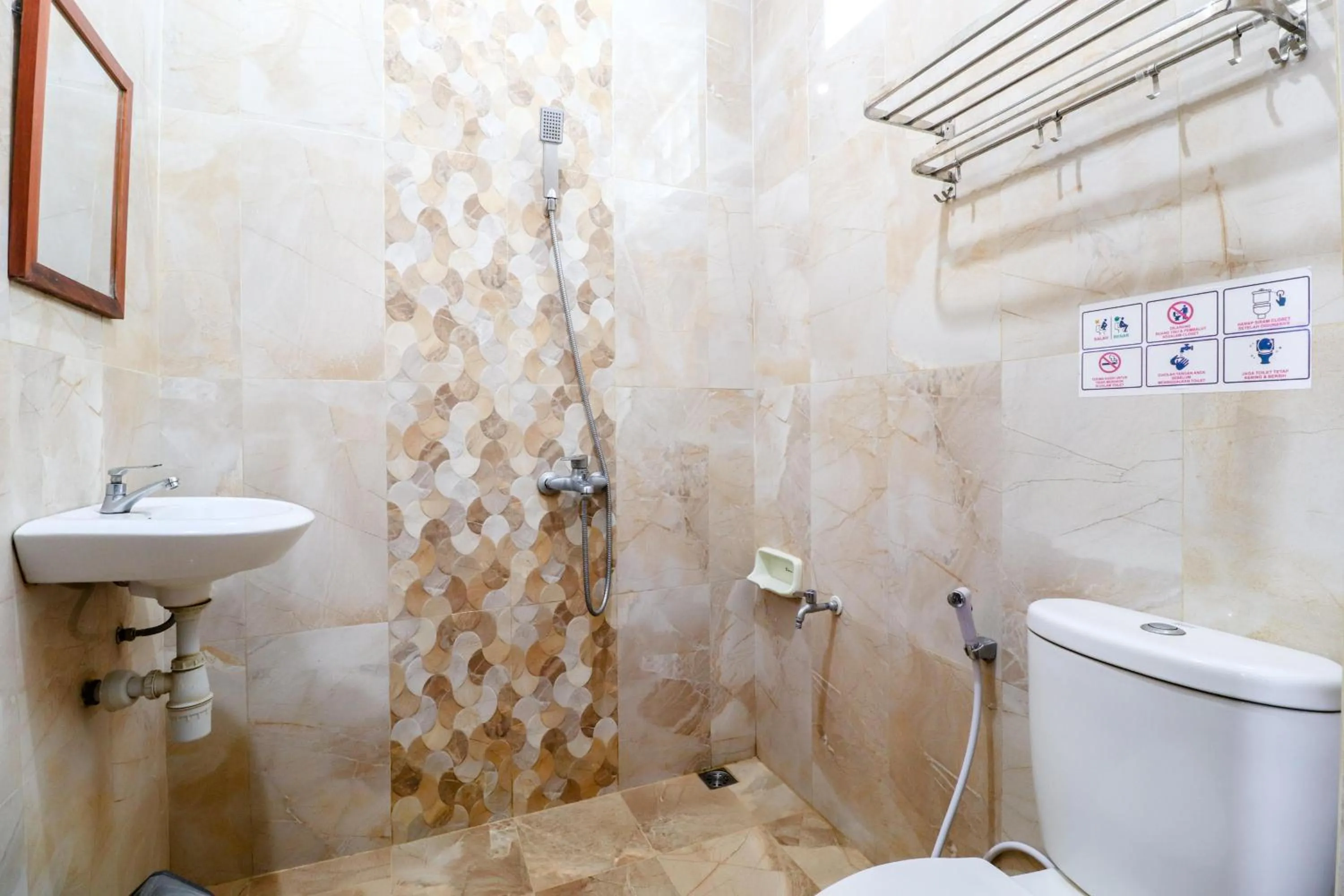 Shower in Hotel Safara Yogyakarta