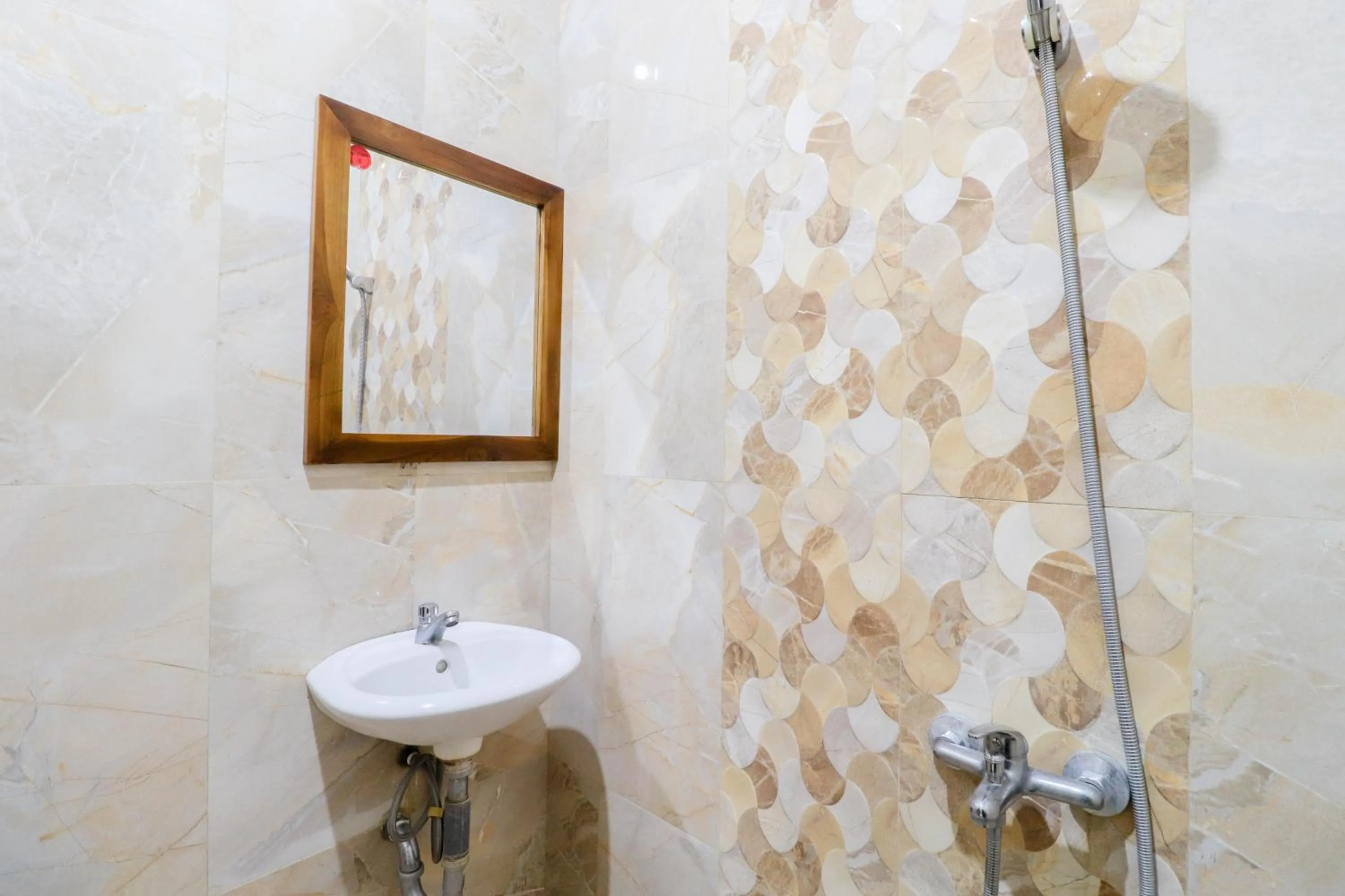 Shower in Hotel Safara Yogyakarta