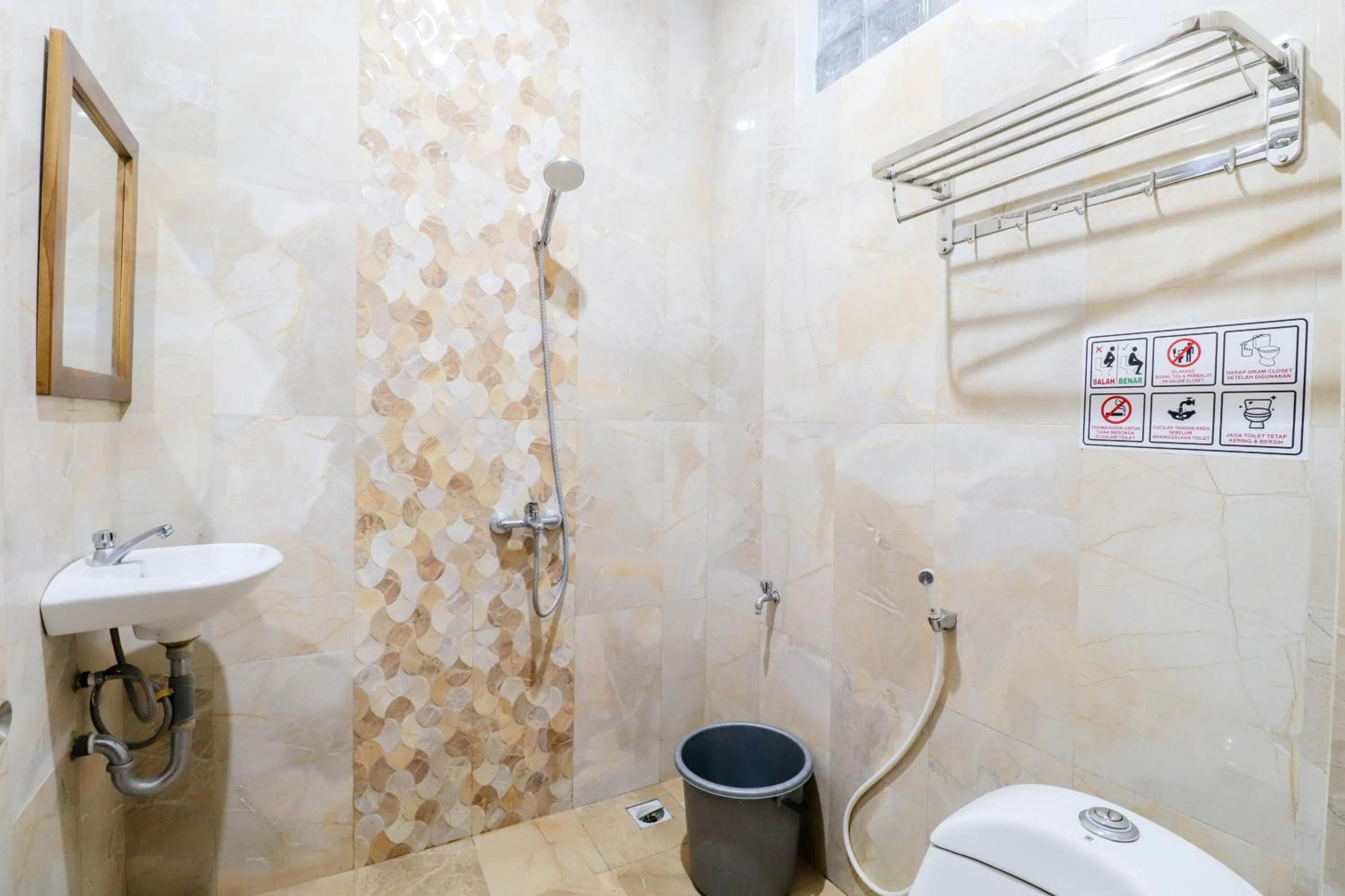 Shower in Hotel Safara Yogyakarta