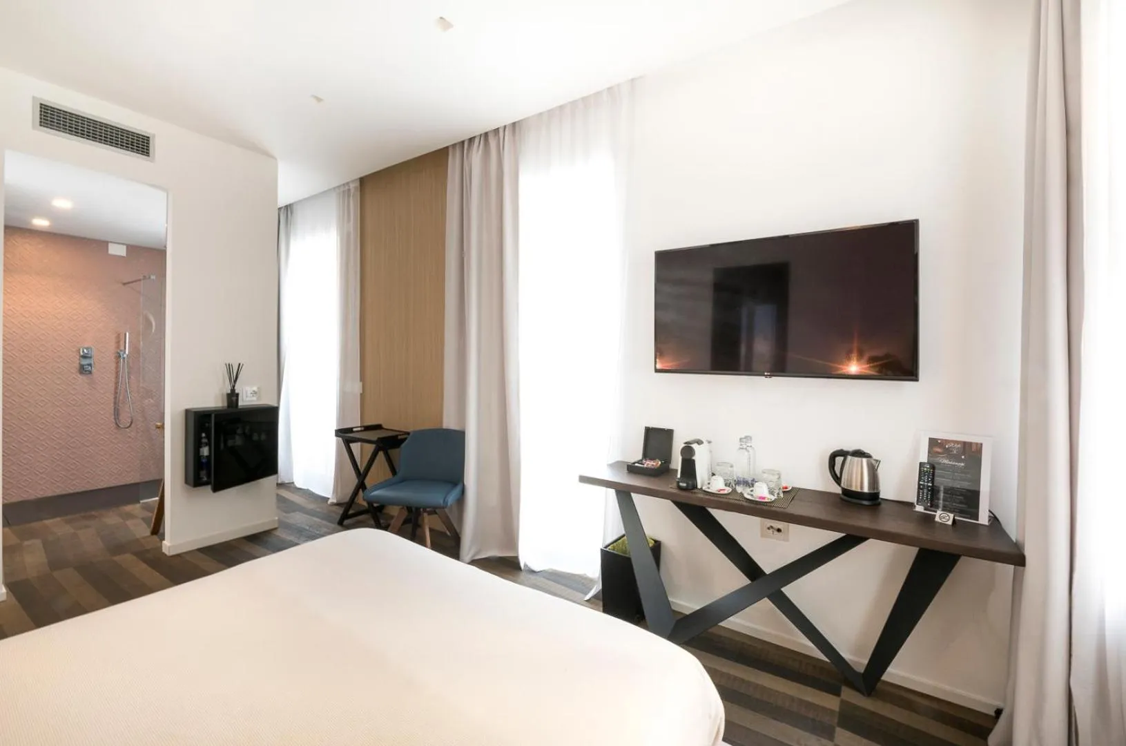 Photo of the whole room, Bed in HOTIDAY Olbia Wallure