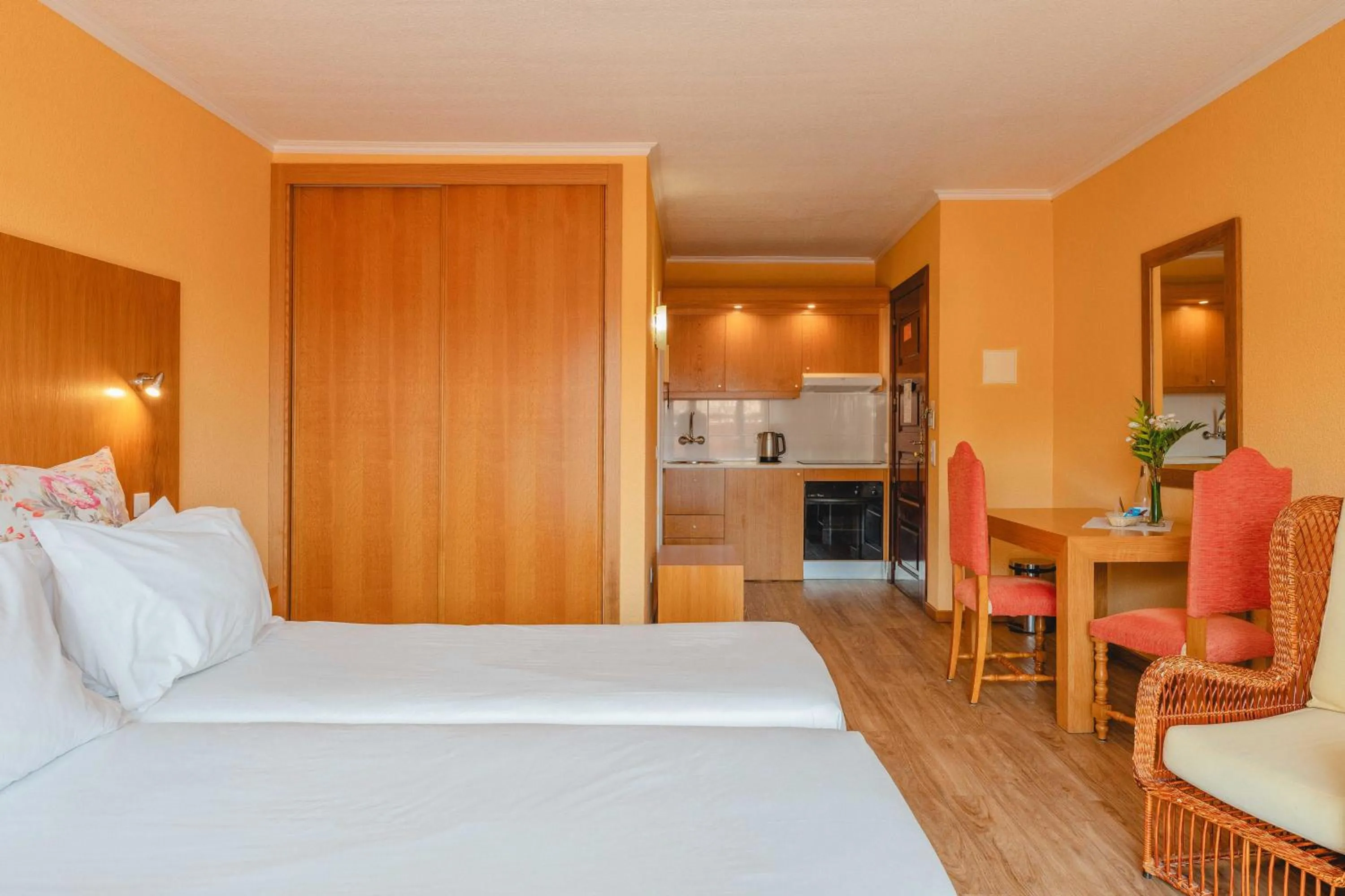 Kitchen or kitchenette, Bed in Quinta Splendida Wellness & Botanical Garden