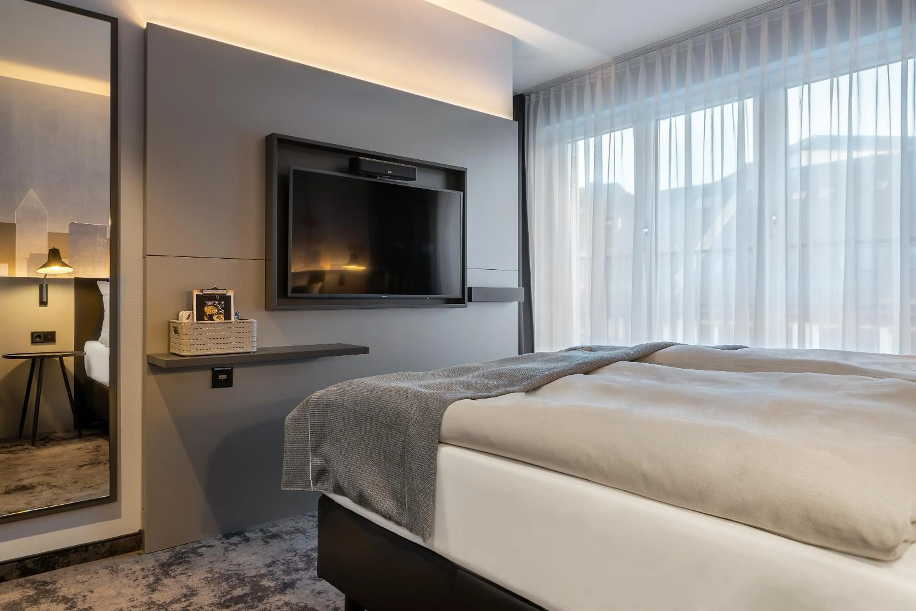 TV and multimedia, Bed in Holiday Inn - the niu, Charly Frankfurt City by IHG