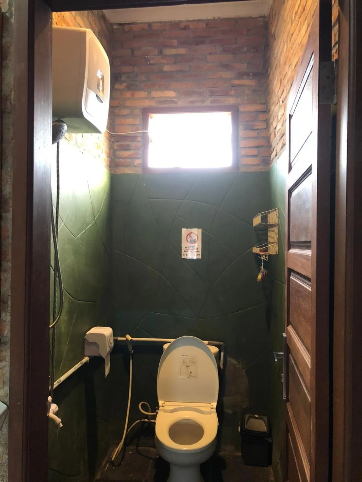 Toilet in Bua Guest House