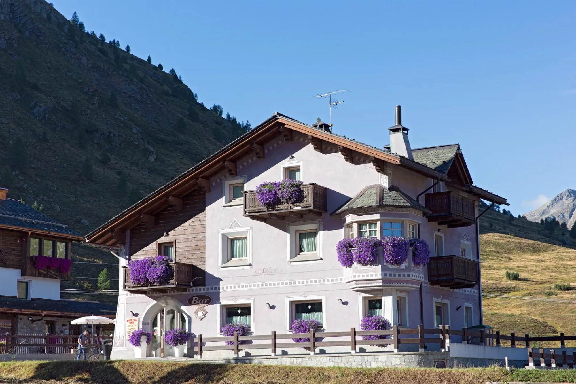 Property building in Al Chestelet