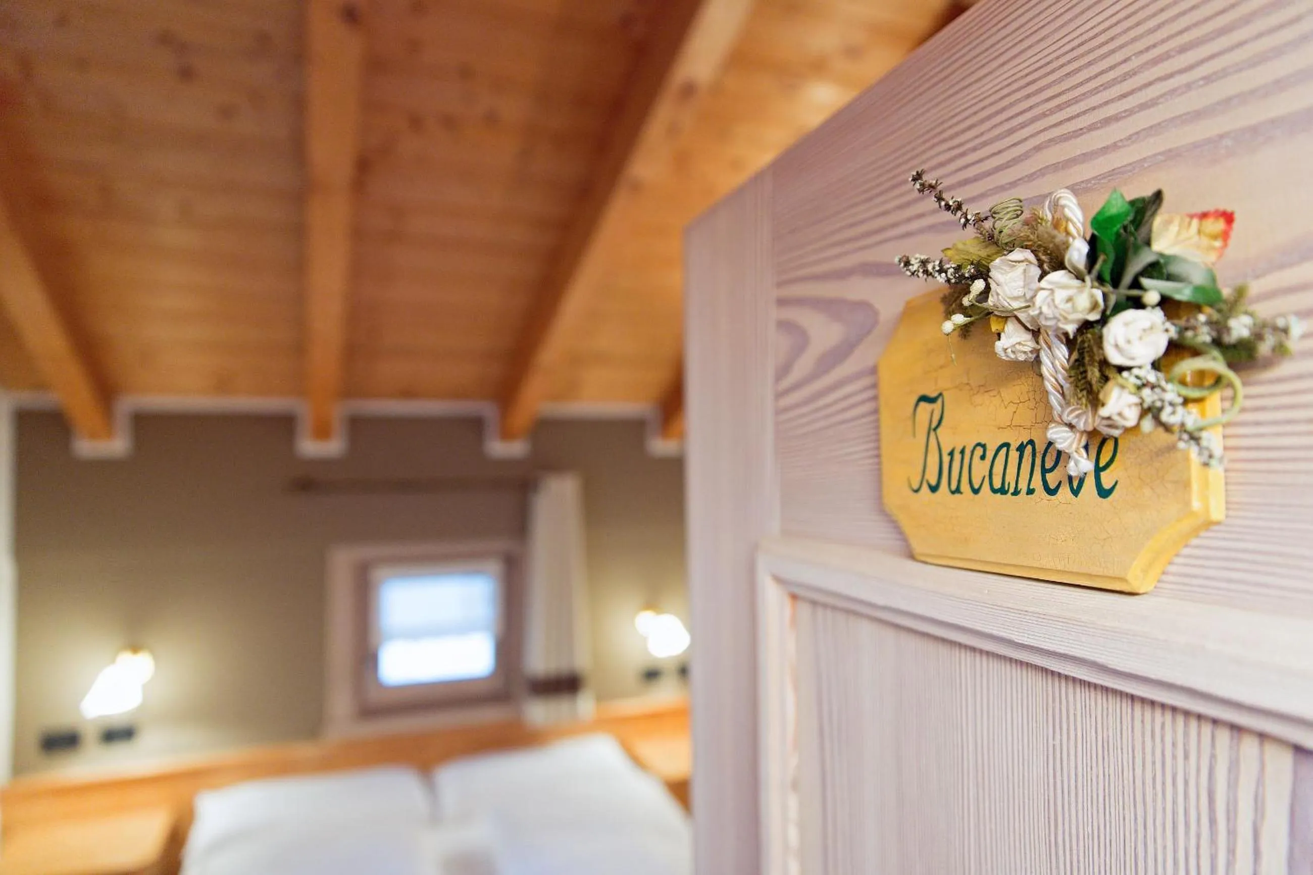 Logo/Certificate/Sign, Bed in Al Chestelet