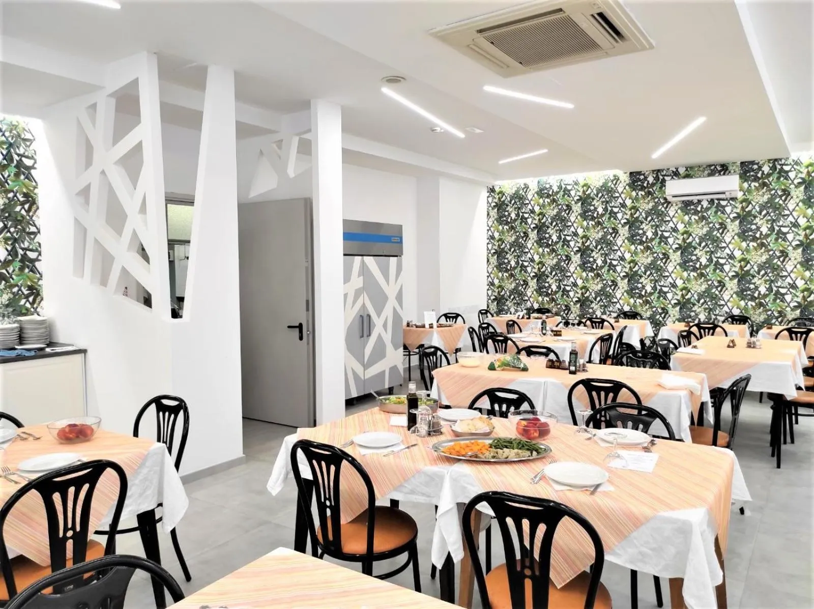 Restaurant/places to eat in Hotel Madrid